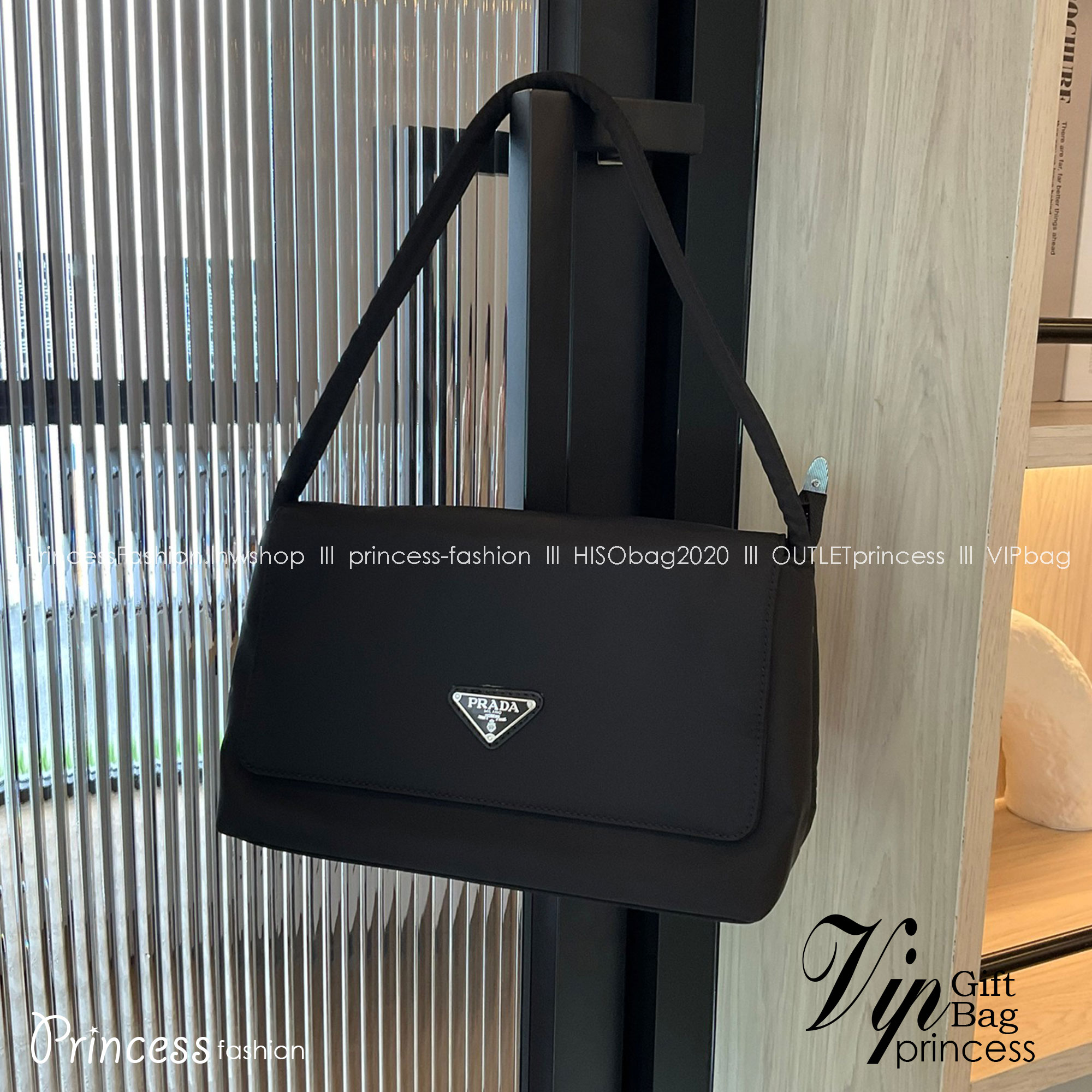 Prada nylon shoulder bag ทรงยอดฮิตของคุณผู้หญิงเลยค่ะ วัสดุทำจากผ้าNylon อย่างหนา กันน้ำได้คะ มีโลโก้แบรนด์อยู่ข้างหน้า ตัวกระเป๋าอยู่ทรง อะไหล่เงินทั้งใบ ด้านในบุผ้าลายแบรนด์อย่างดี