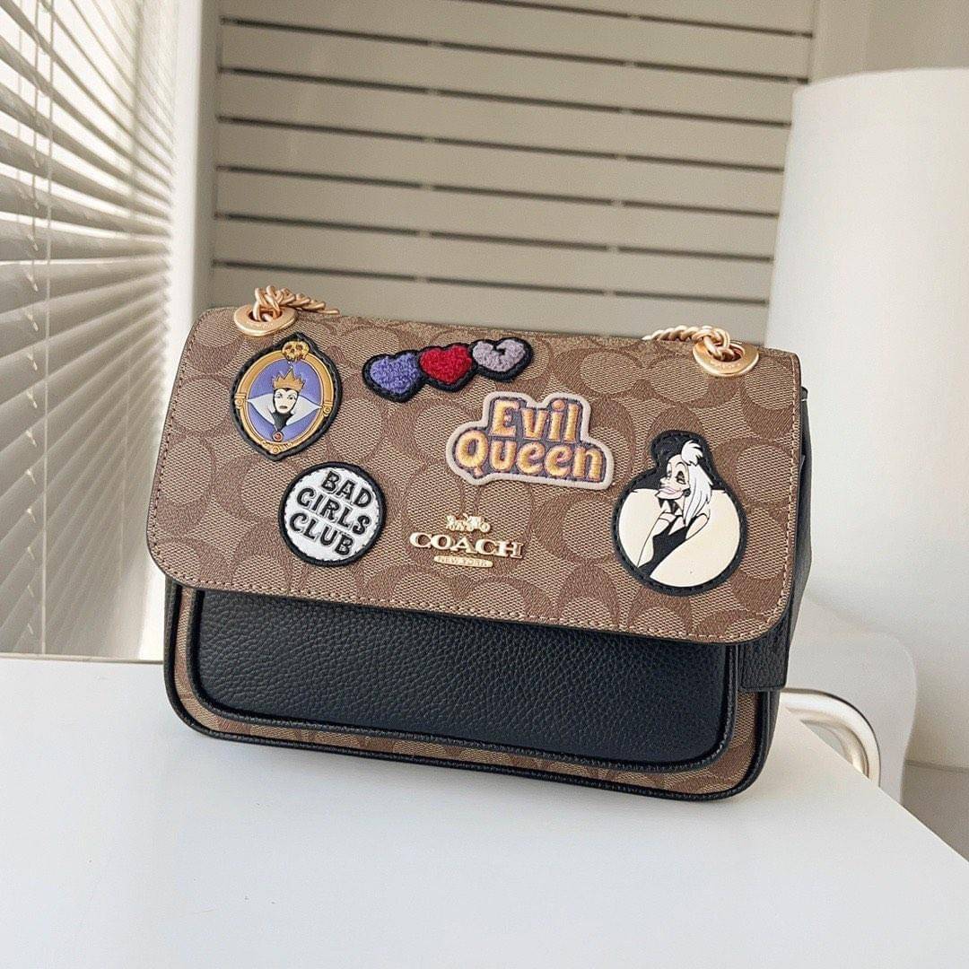 Coach Disney X Coach Klare Crossbody 25 In Signature Canvas With Patches((CC152)) พร้อมส่งก่อนใคร! เริ่ดๆ ชิคๆ กันก่อนค่ะ กับกระเป๋าสะพายแบบครอสบอดี้ร์หรือทบสายคู่ใช้งานแบบหิ้วหรือคล้องไหล่ได้ ✔️หนังแท้อย่างดีสวยมากๆค่ะ