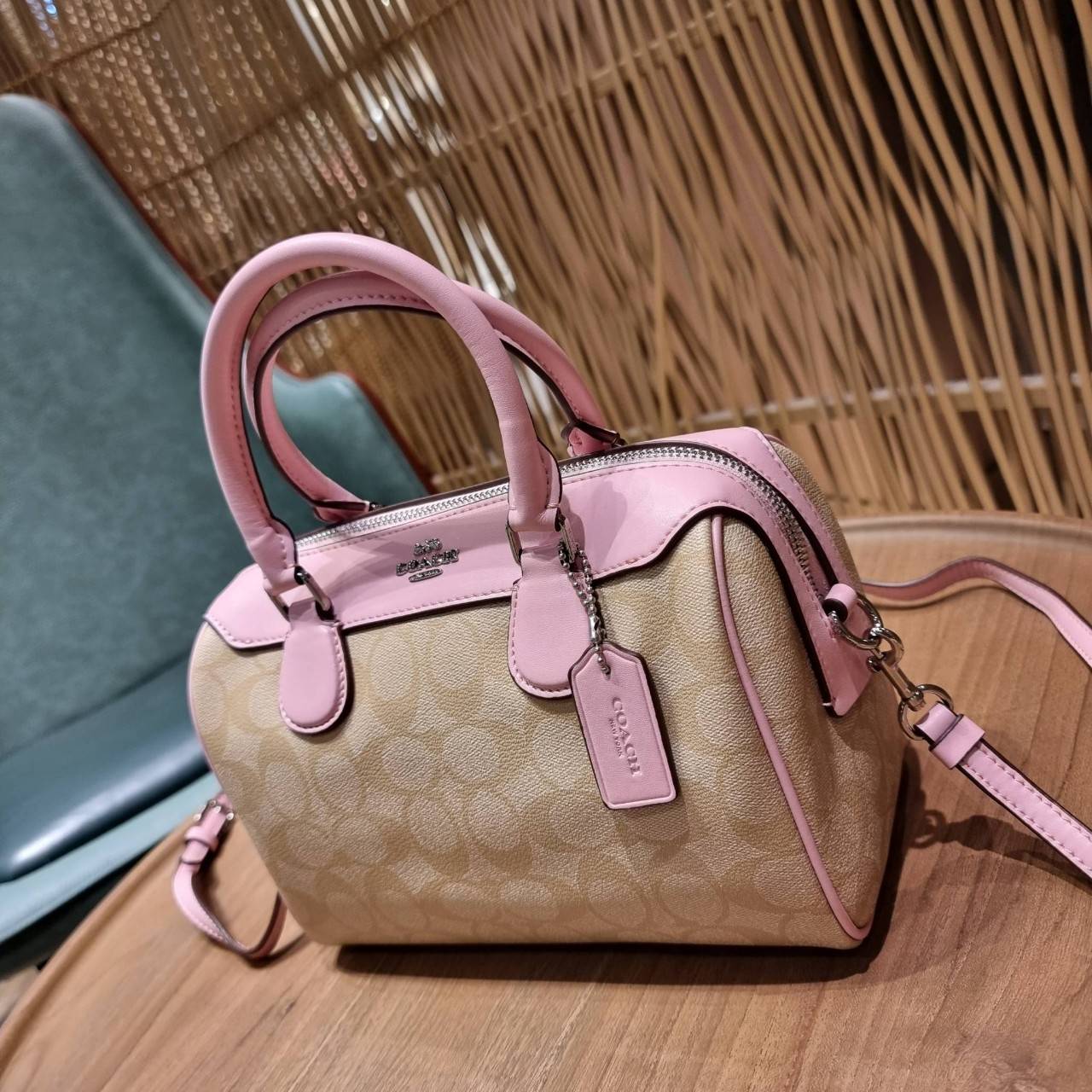 COACH F32203 MINI BENNETT SATCHEL IN SIGNATURE CANVAS กลับมาอีกครั้ง!! กับกระเป๋าทรงหมอนยอดฮิต 🥳 มีกี่สีก็ขายหมด วัสดุหนังแคนวาสเคลือบลาย ทรงสวยใช้งานได้ทุกโอกาส ภายในโล่งกว้างใส่ของได้เยอะ มีหูจับในตัว และสายสะพาย crossbody ปรับได้ตามตัว ใบนี้ไม่
