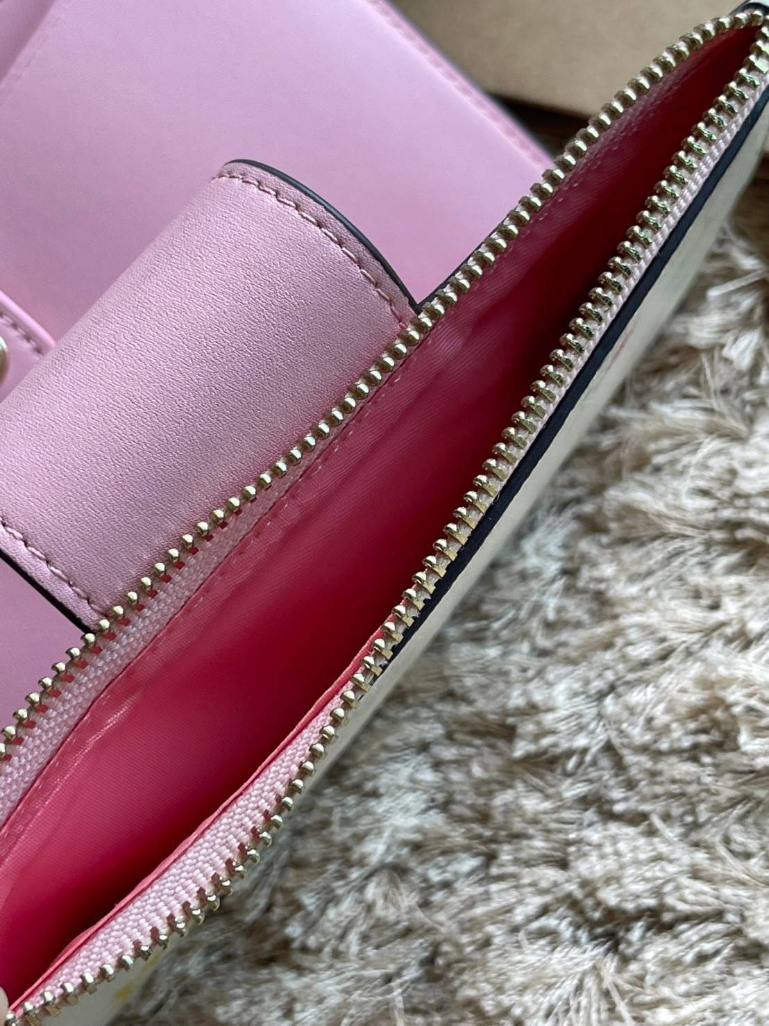 COACH TECH WALLET IN SIGNATURE CANVAS อีกหนึ่ง collection ของกระเป๋าสตางค์ที่ดีไซน์ทันสมัยให้ใช้งานได้แบบครบครัน เป็นกระเป๋าสตางค์ ที่มีช่องสำหรับใส่โทรศัพท์มือถือ ธนบัตร เหรียญ และบัตรต่าง ๆ ใช้งานแบบ2ด้าน เพิ่มความสะดวกสบายด้วยสายคล้องมือ ช่วยให้พกไปไหน