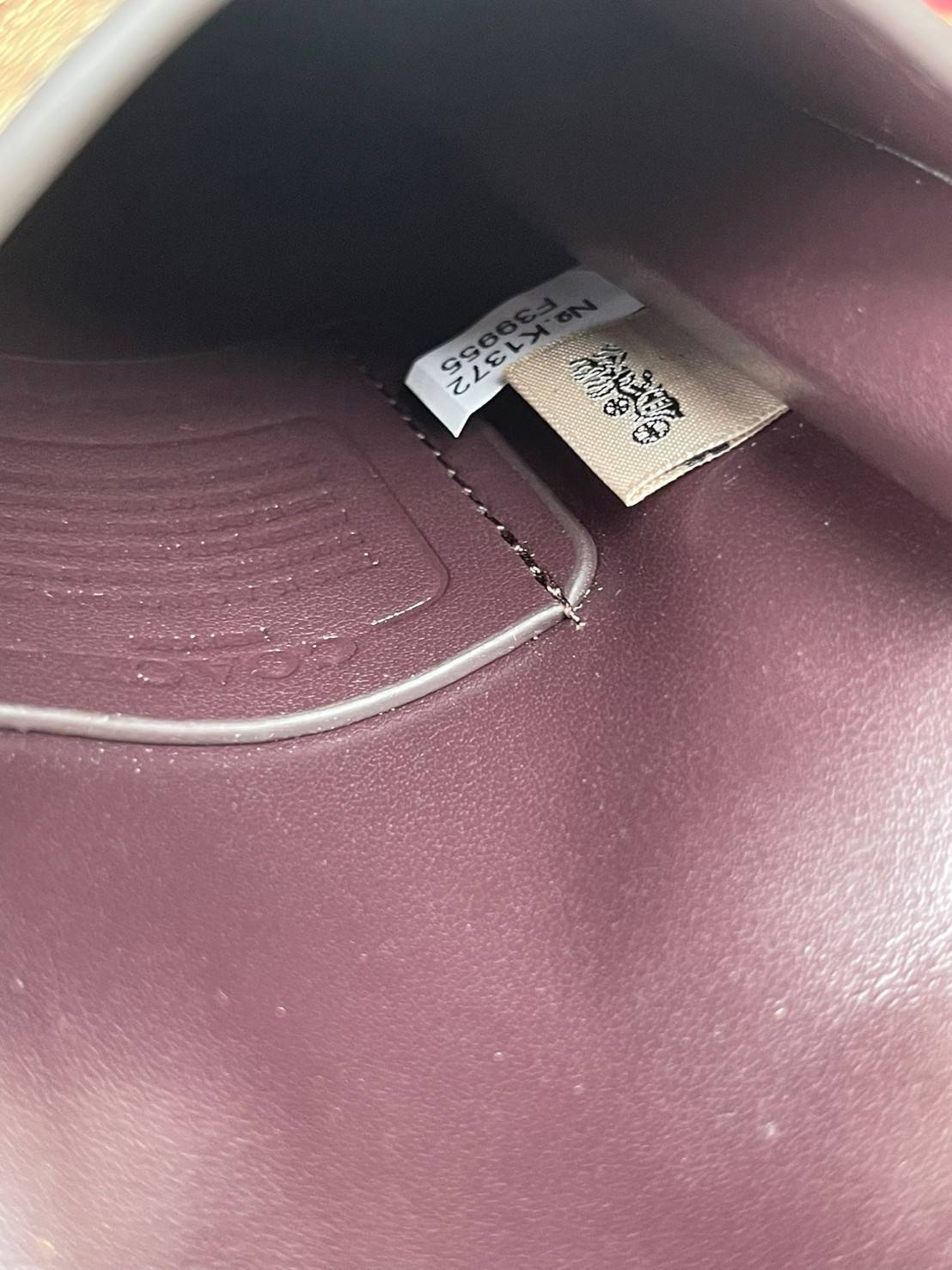 COACH PHONE CASE CROSSBODY BAG ((73486//76988//76357//39955//91046)) COACH NORTH/SOUTH CROSSBODY IN SIGNATURE CANVAS กระเป๋าใส่โทรศัพท์รุ่นนี้ มีความโดดเด่นทั้งดีไซน์และคุณสมบัติในการใช้งาน ด้วยลวดลายที่มีซิกเนเจอร์เป็นเอกลักษณ์แล้ว ด้านหลังยังมีช่องใส่กา