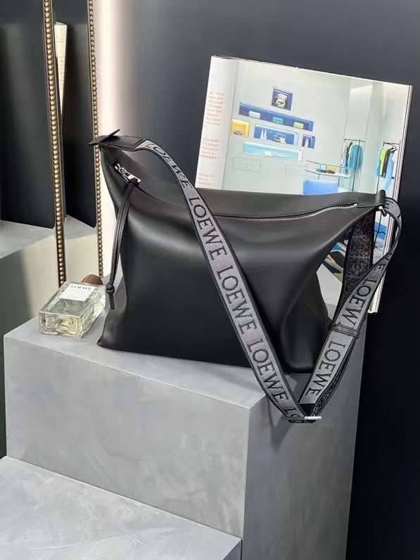 LOEWE Cubi leather crossbody bag / LOEWE IN SUPPLE SMOOTH CALFSKIN CUBI CROSSBODY BAG พร้อมส่ง **สินค้าเกรดท็อปออริจินอล 1:1 เกรดดีสุด สลับแท้ ใช้งานต่างประเทศได้