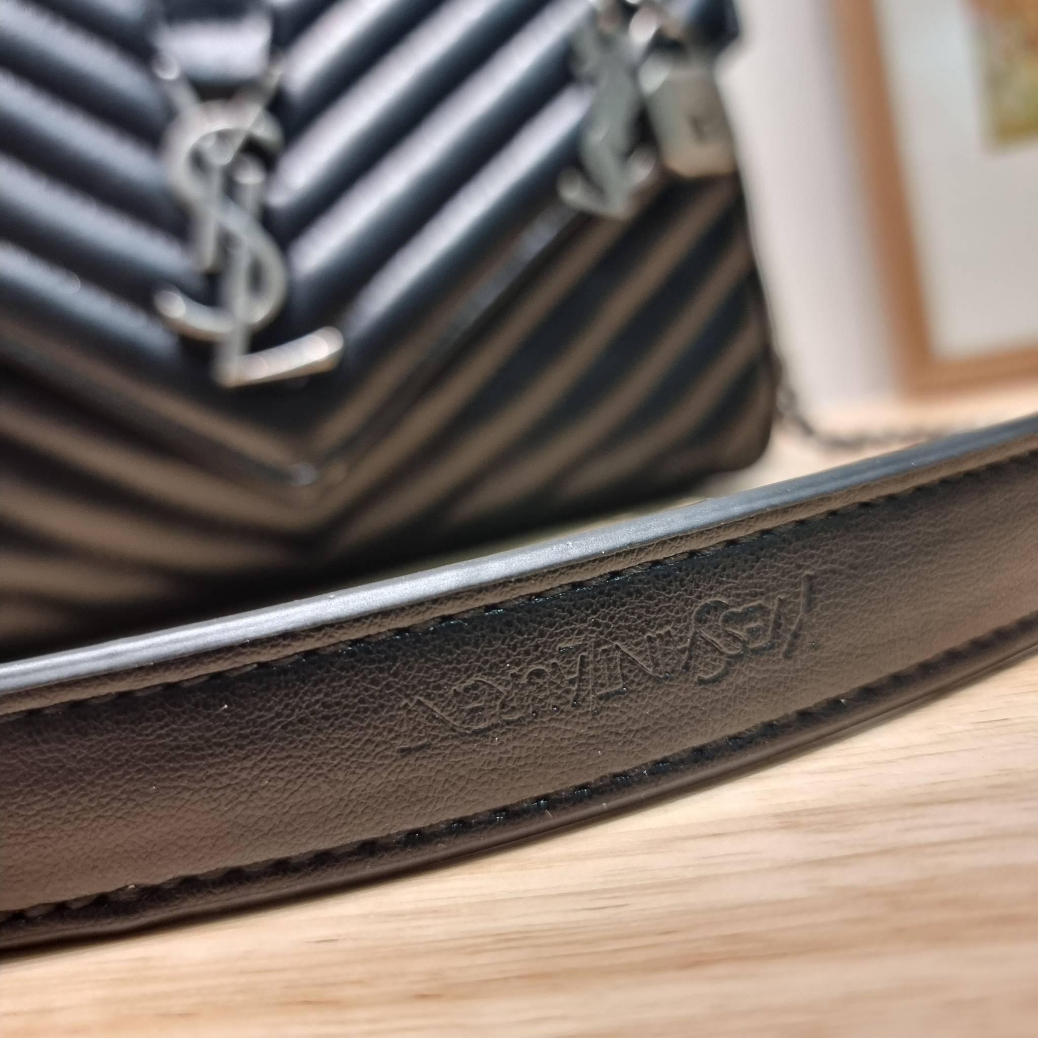 YSL College Medium Bag / Yves Saint laurent crossbody boutique กระเป๋าสะพายไหล่ ดีไซน์ทรงสวยหรู พิเศษ แถมฟรี พวงกุญแจห้อยเอกลักษณ์แบรนด์