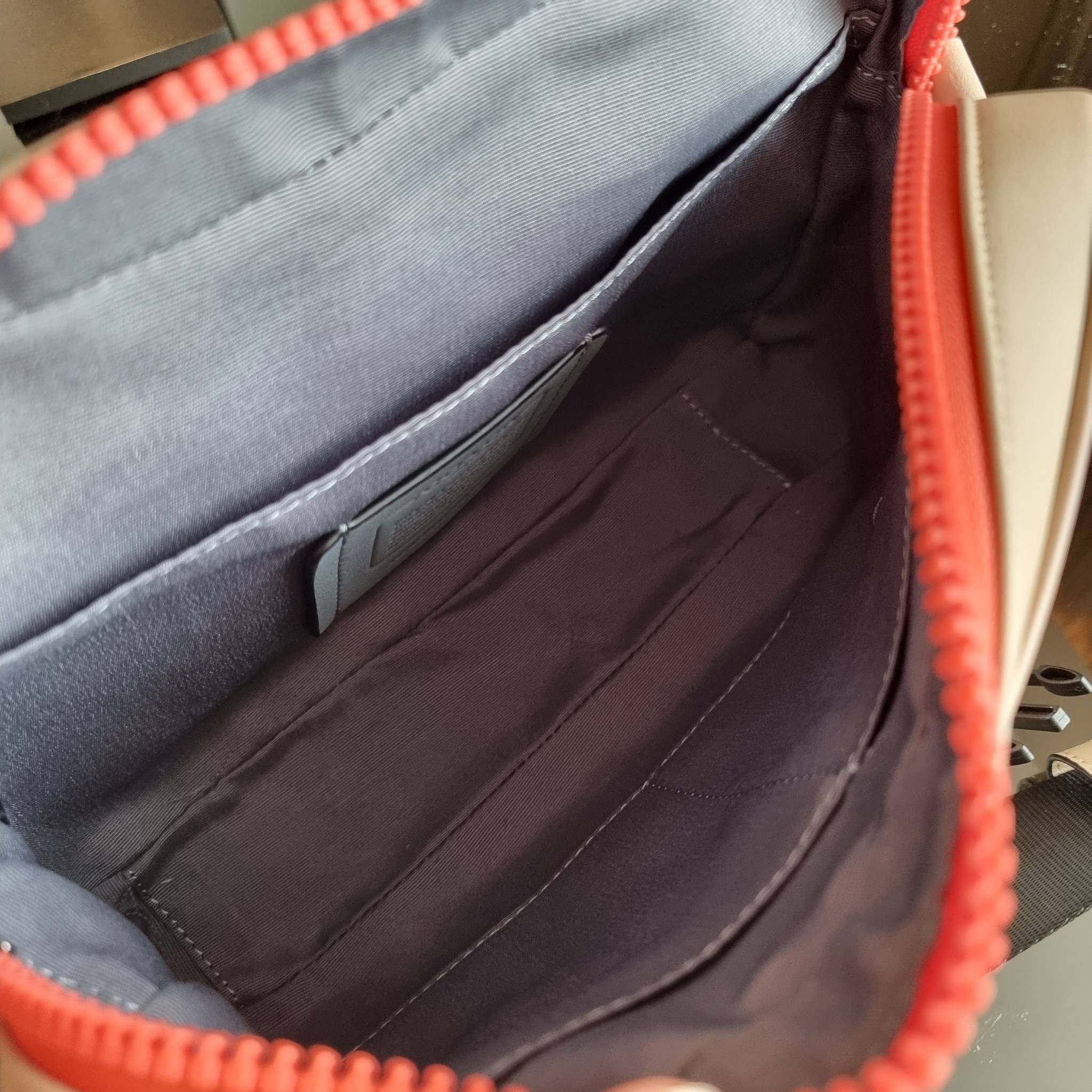 COACH TRACK CROSSBODY IN COLORBLOCK WITH COACH PATCH C6657 C8128 หล่อบอกต่ออีกหนึ่ง กระเป๋าสะพายทรงแมสเซ็นเจอร์ รุ่นเอาใจหนุ่มๆ ที่สาวๆก็อยากใช้!! ด้วยดีไซน์สีคัลเลอร์บล็อคที่โดดเด่น ทำให้ดูน่าใช้งาน วัสดุหนังแท้ สวยคมซ่อนหรู ฝากระเป๋ามีตัวล็อคแน่นหนา เปิ