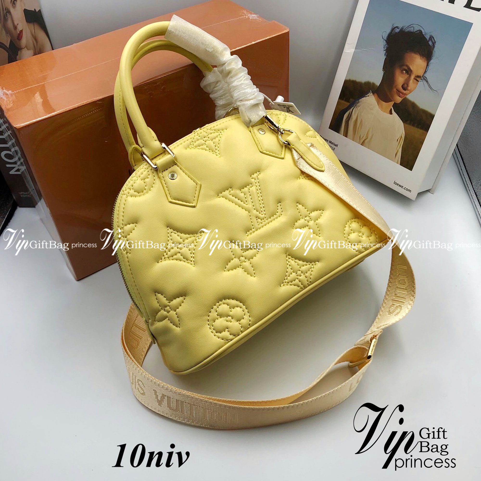 LV Alma BB Vernis กระเป๋าทรงโดมสุดฮิต ที่สาวๆตามหา สวยสะพายขับผิว อัคลุคไฮน์ที่สุด ขนาดกำลังดี เรียบแต่หรู หูจับในตัวทำให้ใช้งานได้สะดวก พิเศษมีสายสะพายสปอร์ตเส้นใหญ่ ปรับเปลี่ยนตามลุคแต่ละวันได้เลย เปิด-ปิดด้วยซิป ภายในโล่งกว้าง ใส่ของสำคัญได้ครบถ้วน น่า