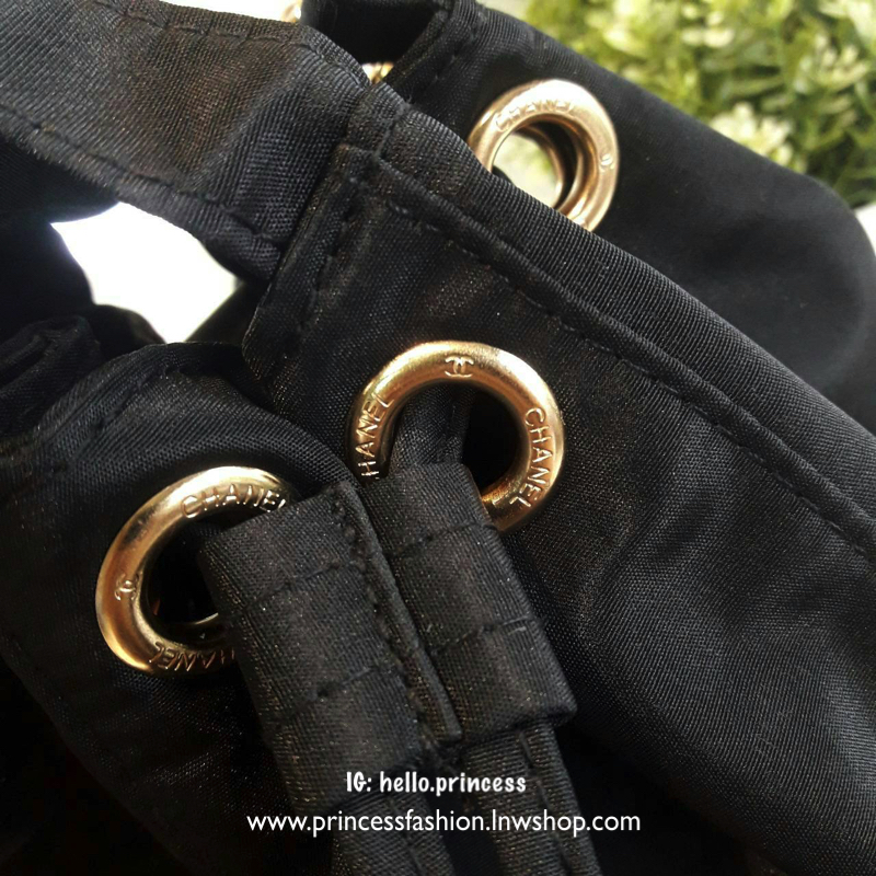 Best Seller มากี่รอบๆก็หมดค้า♡♡♡ กับกระเป๋าทรง Nylon Bucket Style จับจีบน่ารัก ของแท้จากงาน vip gift เคาเตอร์แบรนด์ chanel ตัวกระเป๋าทรงจากไนล่อน กันน้ำทั้งใบ อะไหล่ทองปั้มแบรนด์ ด้านหน้าปักเลื่อม CC สุดหรู ด้านในจุของได้เยอะ บุผ้าปั้