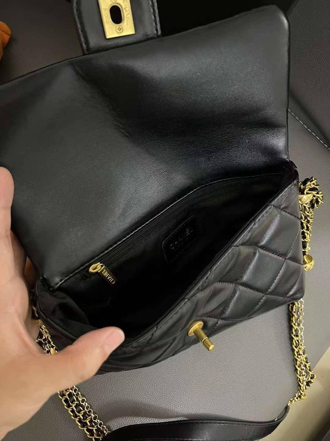 CHANEL flap bag with chain and pearl logo / CHANEL BAG VIP วัสดุหนังแกะสังเคราะห์นุ่ม ลื่น มันเงา อะไหล่ทองหรูหรา