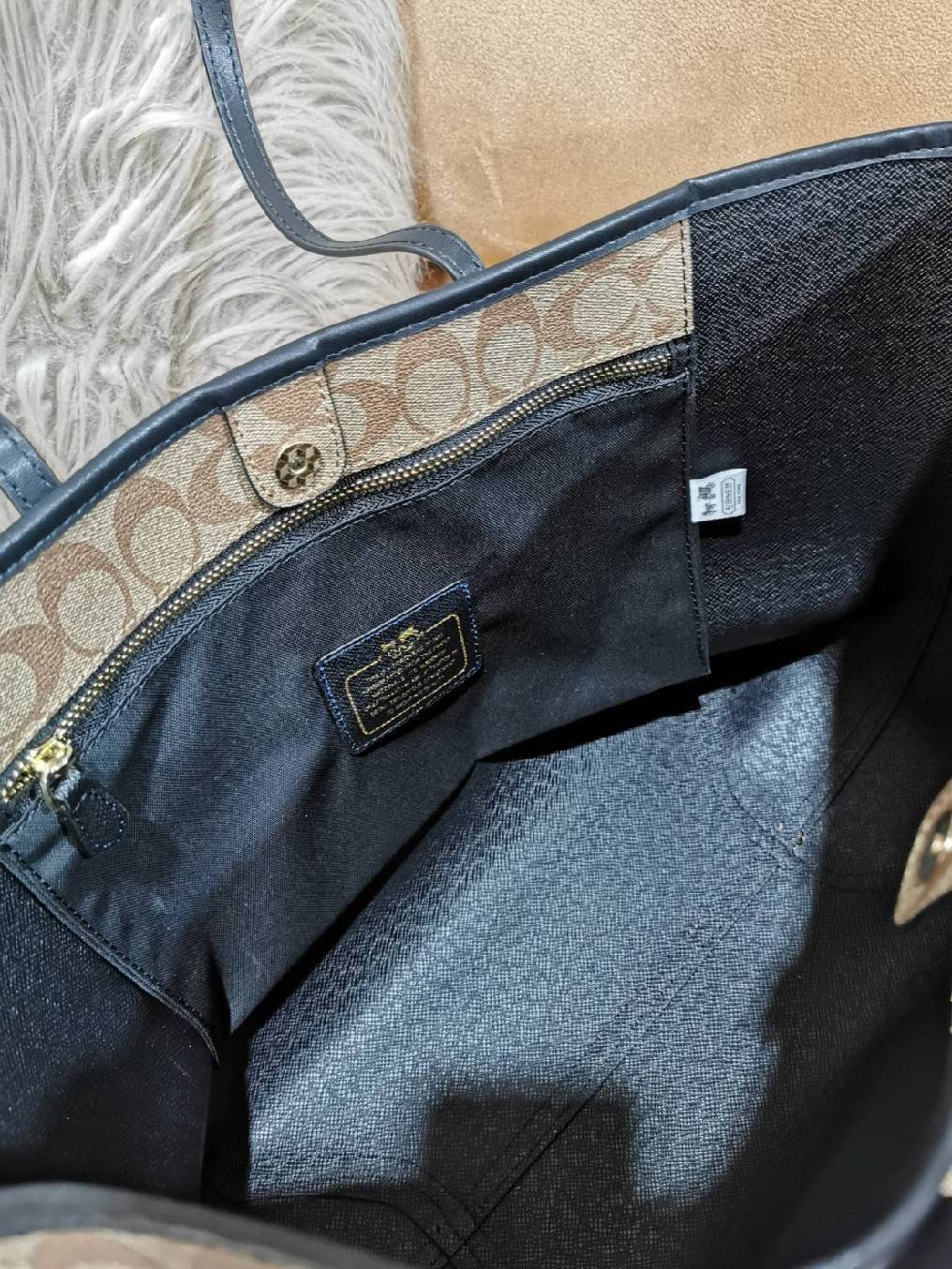 COACH FACTORY TOTE IN SIGNATURE LEATHER BAG X SNOOPY COLLECTION กระเป๋าสะพายคอลเลคชั่นสุดพิเศษจาก Coach Factory วัสดุ Signature refined calf leather หนังแท้ลายแบรนด์ คอลเลคชั่น Snoopy เทคเจอร์สวยอยู่ทรงดีไซน์ยอดนิยมด้านหน้ามีโลโก้ ภายในมีโลโก้กว้างและจุสุ