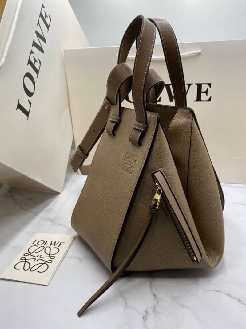 VIP GIFT 】หนังแท้ Loewe Small Hammock bag in pebble grain calfskin A multifunctional bag with supple side panels that release to change its shape. Looped straps allow the bag to be worn in multiple ways. This small version is in pebble grain calfskin.