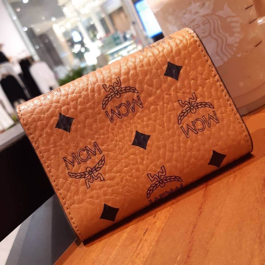 M.C.M PATRICIA THREE-FOLD WALLET IN VISETOS กระเป๋าสตางค์ใบเล็ก รุ่นฝาพับ unisex ใช้ได้ทั้งหนุ่มๆและสาวๆน้า ใช้งานง่าย ด้วยกระดุมโลโก้ พกพาง่าย วัสดุหนังแคนวาสคุณภาพดี ภายในเป็นหนังแท้ นิ่ม สวย ใส่บัตรได้เยอะ ใส่ธนบัตรได้ทุกชนิด ในช่องมีที่ใส่บัตรพิเศษภาย