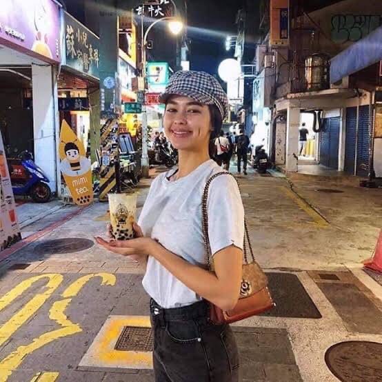 COACH 30592 PARKER 18 IN SIGNATURE CANVAS WITH RIVETS ไอเท็มยอดฮิต รุ่นหายาก!! sold out ไปหลายรอบ ก็ยังมีคนรอ!! กระเป๋าสะพายข้าง ไซส์กะทัดรัด พกพาง่าย ดีไซน์สวยด้วยการตอกหมุดเพิ่มดีเทล โดดเด่นด้วยตัวล็อครูปดอกไม้ วัสดุหนังแคนวาสเคลือบลายสลับหนังแท้ ภายในเ