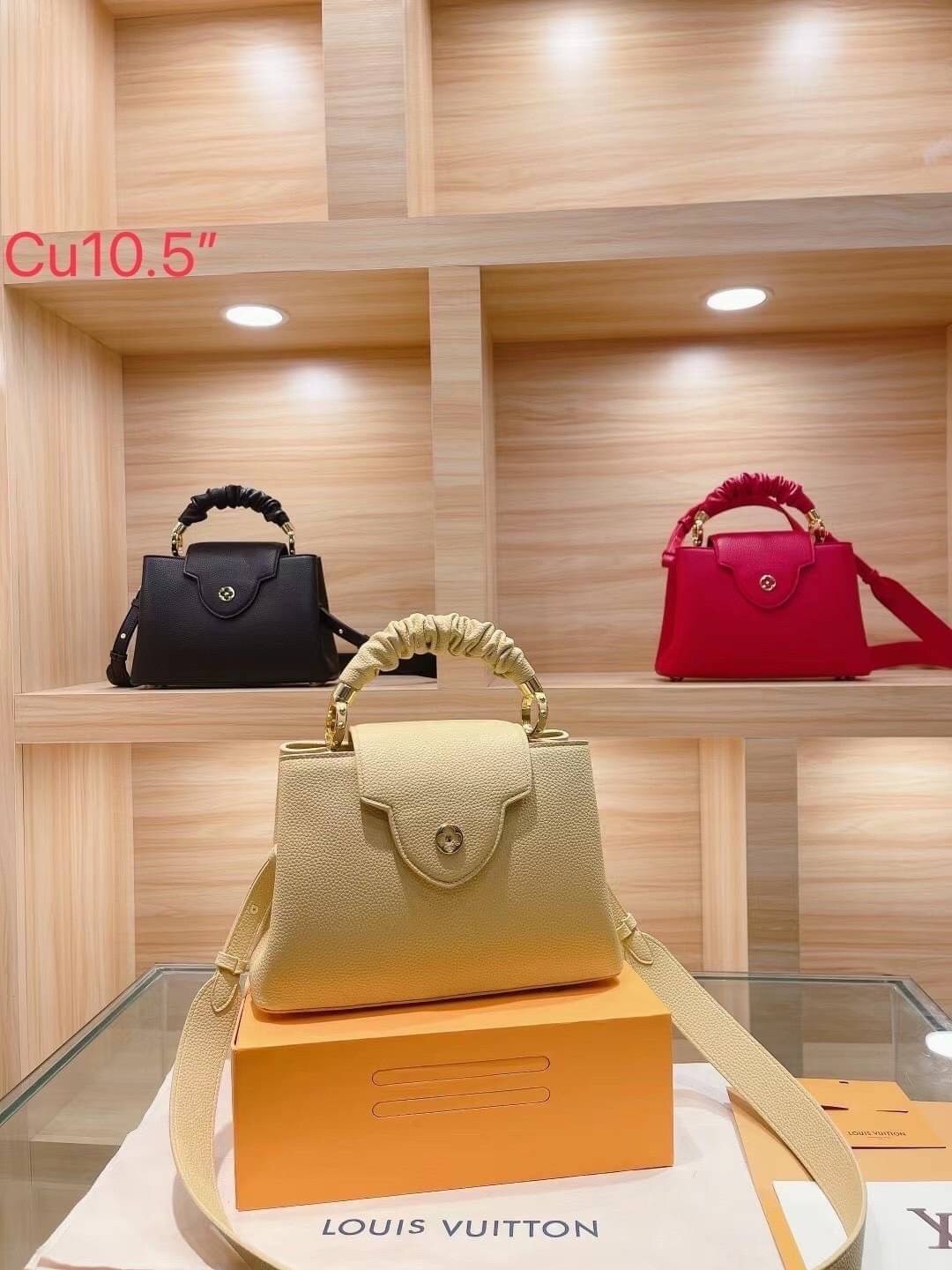 LV CAPUCINES BB top handle ที่สุดของความสวยในราคาเบาๆ กระเป๋าถือสุดหรู มาพร้อมหูจับหนังจับย่น ดีไซน์ทรงคลาสสิค ดีงามม้ากกกก!! ด้วยรูปทรงวินเทจ พร้อมส่งครบ box set ในราคาที่คุ้มที่สุด จัดเถอะค่า ยืนยันว่าสวยคุ้ม!!