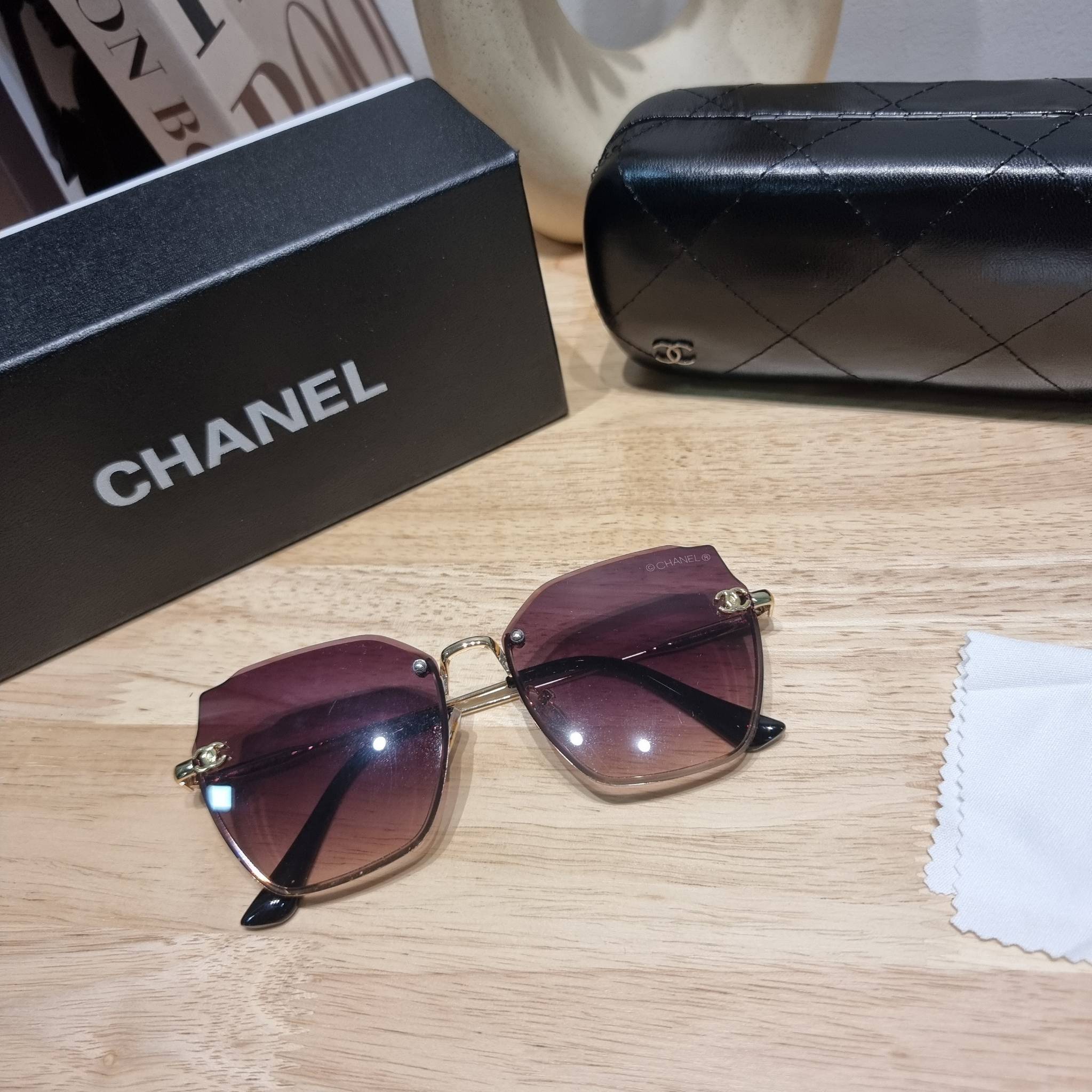 Chanel Sunglasses UV protection gift Box set สุดคุ้ม มาพร้อมอุปกรณ์ครบเซ็ท ดีไซน์ชิคมากแม่!! รับรองไม่ซ้ำใคร ใส่เสริมโหงวเฮ้ง ดูผู้ดี มีพกติดตัวไว้ไม่ตกเทรนด์ ใช้ได้ทุกโอกาส