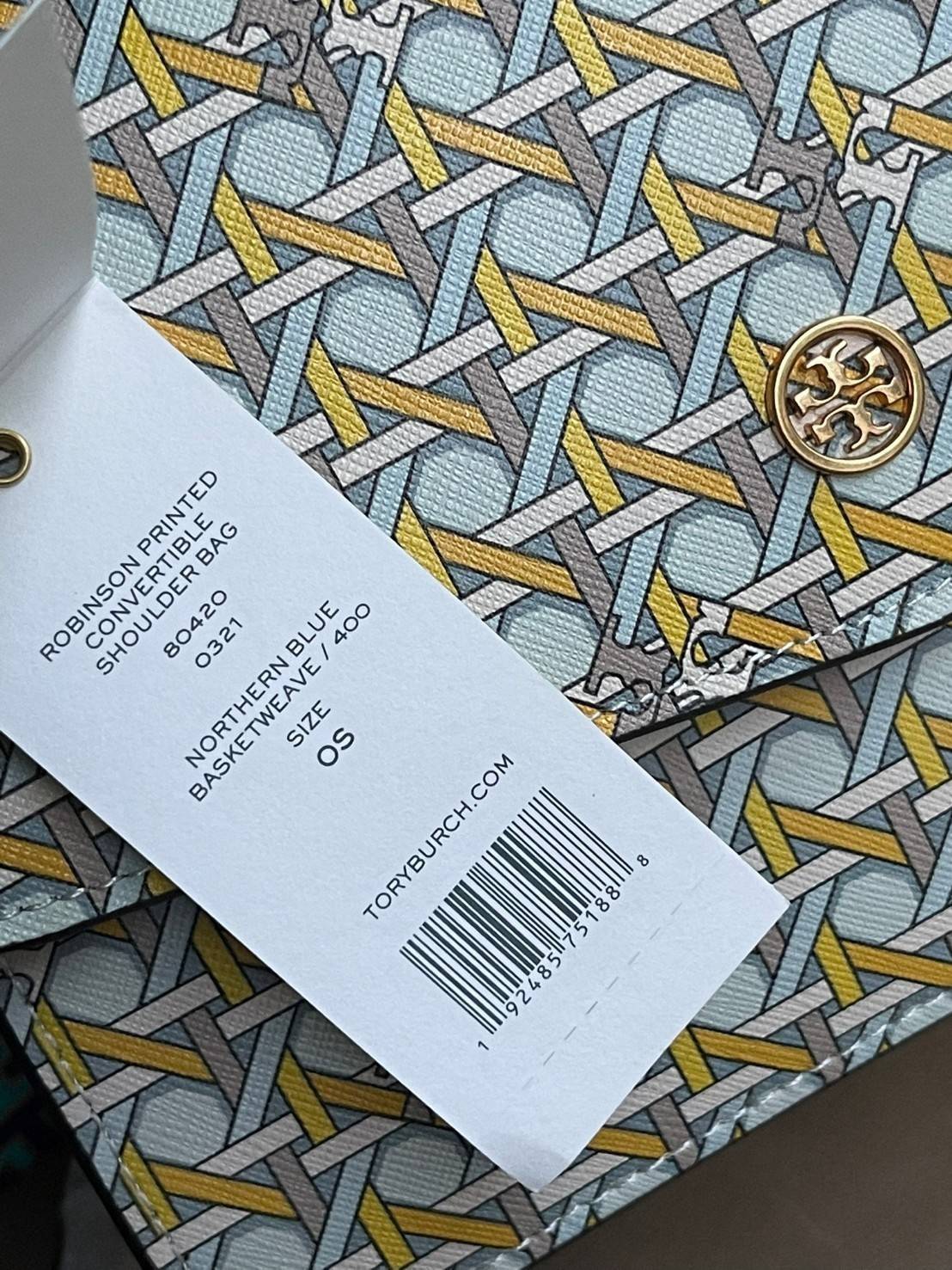 Tory Burch Robinson Printed Convertible Shoulder Bag กระเป๋าสุดคลาสสิค Collection นี้เหมาะกับสาว ๆ วัยรุ่นเป็นพิเศษ ด้วยโทนสีสดใสที่ทางแบรนด์ได้ดีไซน์ออกมาอย่างพิถีพิถัน สามารถตอบโจทย์สาว ๆ ที่มีคาแรคเตอร์หวาน สดใส และร่าเริงได้อย่างแท้จริงอีกทั้งลายโซ่ยั