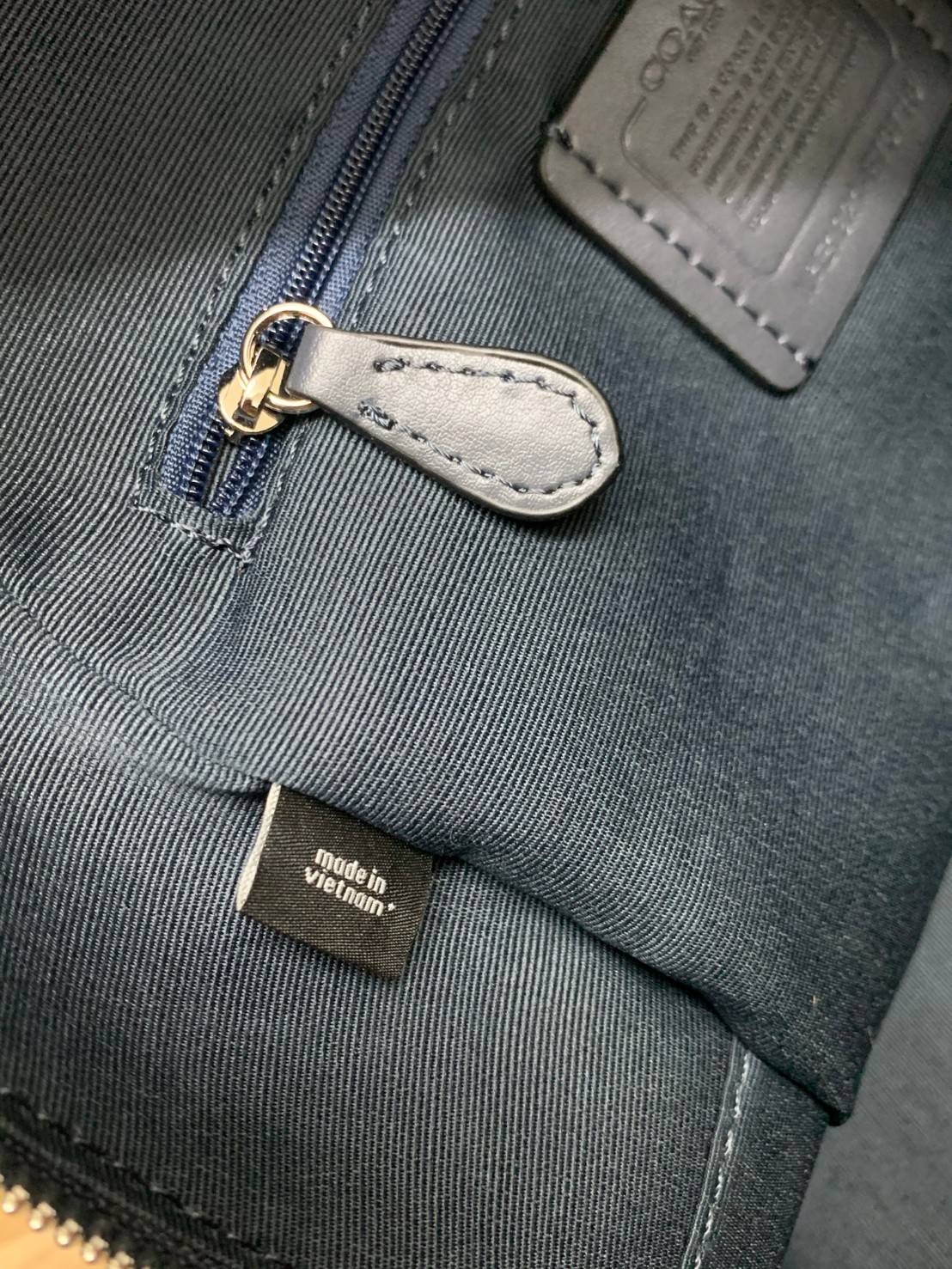 COACH JORDYN BACKPACK IN BLOCKED SIGNATURE ((76622//76624//76715)) พร้อมส่ง กระเป๋าสะพายหลังแบบมีหูหิ้ว หนังแท้ หนังนิ่มอย่างดีเลยค่า ด้านหน้ามีช่องซิปหนึ่งช่องสำหรับใส่ของจุกจิกนะคะ เปิดปิดช่องหลักแบบซิปคู่ หัวซิปมีหนังห้อยมาให้ ภายในกระเป๋าโล่งใส่สัมภาร