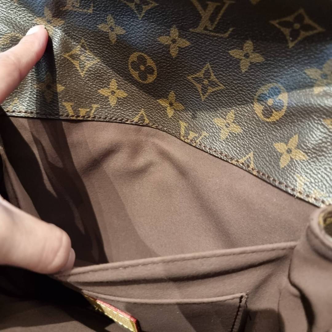 ยกระดับให้ตัวเอง กับไอเท็มสุดเลิศ ที่สาวๆตามหา LV pochette metis กระเป๋าถือ/สะพายทรงสวย คลาสสิค ดีไซน์เรียบง่าย แต่แฝงความหรู วัสดุหนังแคนวาสคุณภาพดี เปิดปิดด้วยตัวบีบล็อค ด้านหลังมีช่องซิปแยก ภายในซับสวยงามมาก ดูแพงที่สุด แบ่งสัดส่วนดูเหมาะ น่าใช้จริงๆ ส