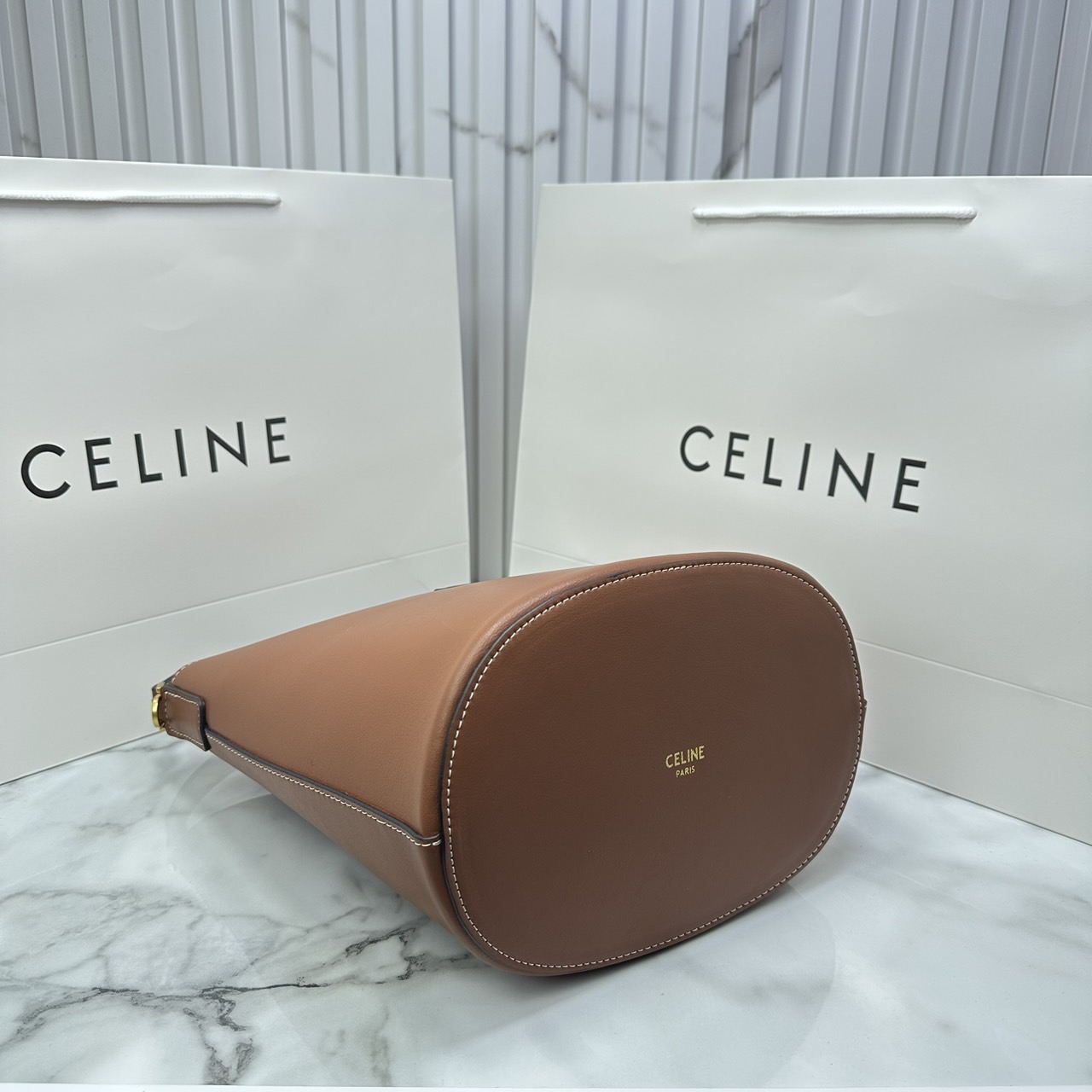 CELINE MEDIUM LOUISE BAG in SMOOTH CALFSKIN / Celine Bucket Bag กระเป๋าทรงบัคเก็ต กระเป๋าถือรุ่นใหม่ล่าสุด ดีไซน์หรูคลาสสิค
