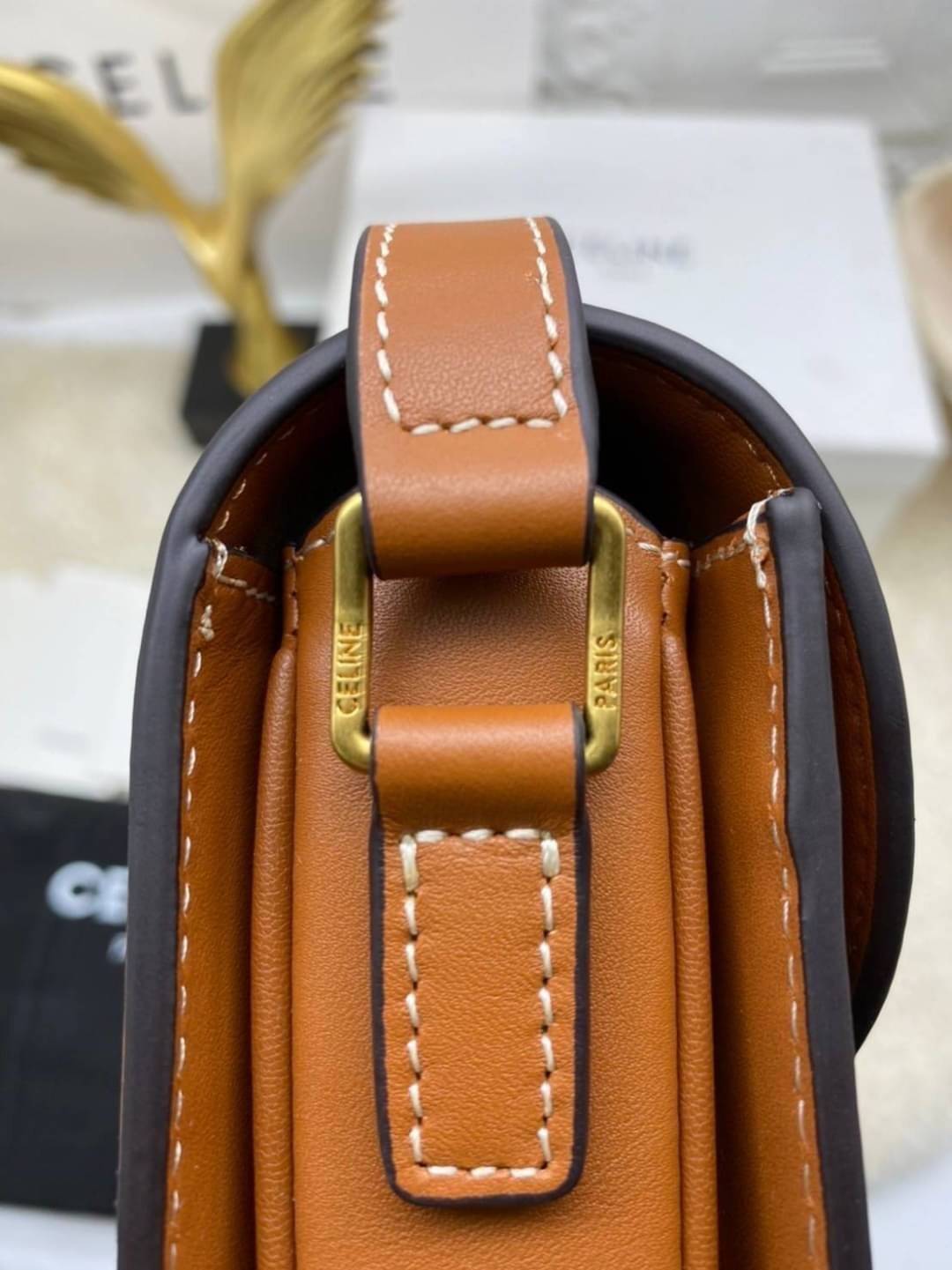 CELINE Teen BESACE TRIOMPHE in Triomphe Canvas and Calfskin Tan เกรดออริจินอล รุ่นใหม่ล่าสุด พร้อมส่งที่ไทย ภาพสินค้าถ่ายจากงานขายจริง ใช้งานต่างประเทศได้