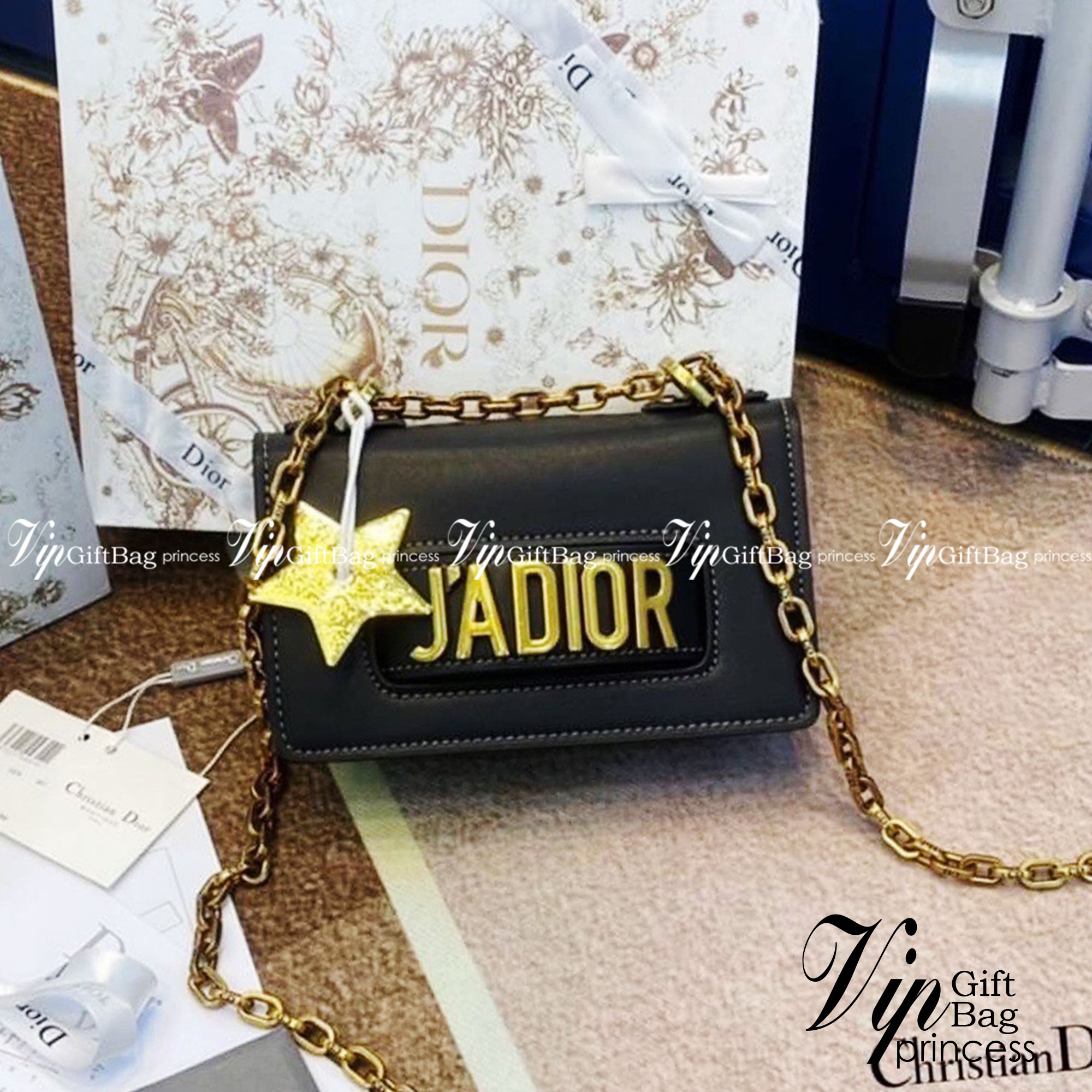 DIOR J'adior Flap Bag กระเป๋าสะพายดิออร์ ทรงกล่องเปิดหน้า แต่งอะไหล่ทอง มาพร้อมสายสะพายยาวครอสบอดี้หรือดึงขึ้นสะพายข้างได้ค่ะ งานชนชอป ใช้ได้ Everyday Look พร้อมส่งที่ไทย