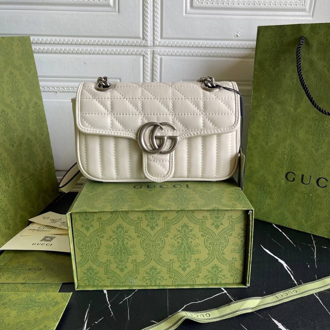 หนังแท้ GUCCI GG Marmont leather shoulder bag แบบใหม่ล่าสุด ราคานี้หนังแท้คือคุ้มมากเลยค่าสาวๆ ต้องจัดแล้วน้าา ยกระดับความหรูให้กับตัวเองกันหน่อย ด้วยกระเป๋ารุ่นนี้!! ครอสบอดี้ที่ดีไซน์หรู อัพเลเวล ในราคาที่จับต้องได้ พร้อมเสิร์ฟความสวยตรงถึงบ้านแล้วจ้า