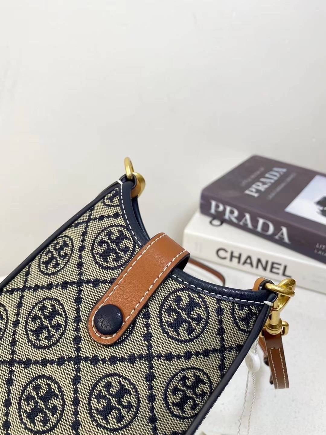 Tory Burch T Monogram Phone Crossbody / Tory Phone Bag พร้อมส่ง กระเป๋าใส่โทรศัพท์ สวยคม ด้านหลังมีช่องใส่บัตร