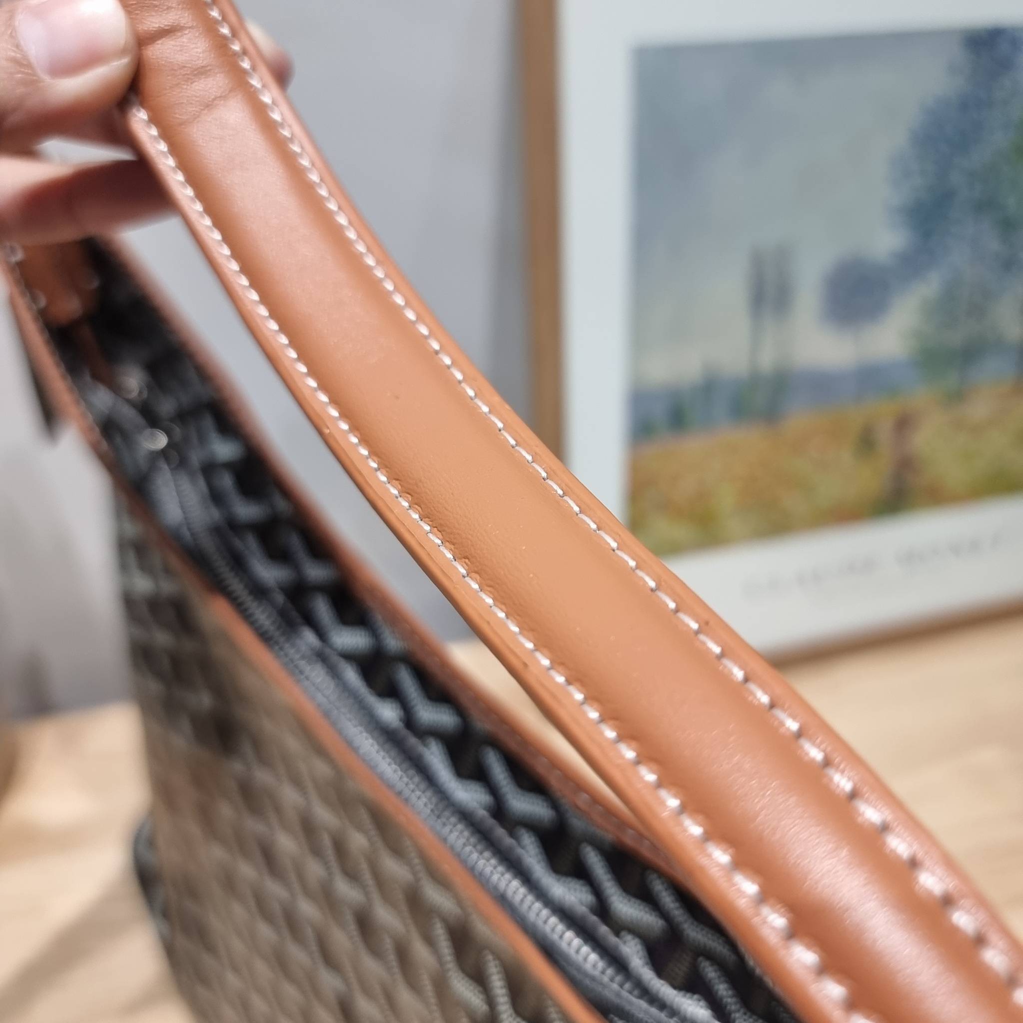 GOYARD BOHEME HOBO BAG / GOYARD HOBO กระเป๋าสะพายทรงโฮโบ ใบใหญ่จุใจ!! มาครบสีขายดี เลิศทุกสี รูปทรงคลาสสิค ดีไซน์เป็นเอกลักษณ์ วัสดุหนังแคนวาสพิมพ์ลายสวยคม ปากกระเป๋ามีซิปเปิด-ปิดกันของหล่นได้ ภายในโล่งกว้างมาก มาพร้อมสายคล้องในตัว ทนทาน สะพายสวยๆได้ทุกวั