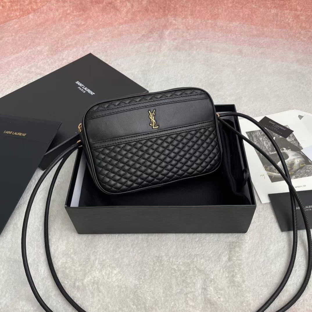 YVES SAINT LAURENT BAG กระเป๋าสะพายสไตล์วินเทจทรงเหลี่ยม งานหนังแท้สวย โทนสีดำคาสสิก หนังฟูสวยมากค่ะ ภายในโล่งจะสะพายไหล่ CROSSBODY ก็ดูดี สินค้ามาพร้อมถุงผ้าและกล่องแบรนด์พร้อมส่งที่ไทยราคาสุดคุ้ม สาวก YSL ห้ามพลาด!