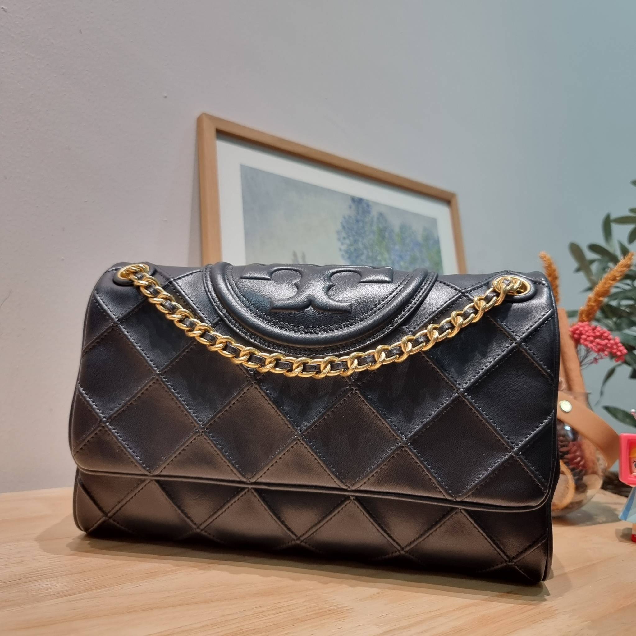 TORY BURCH FLEMING SOFT CONVERTIBLE SHOULDER BAG รุ่นหายาก กับดีไซน์ใหม่ล่าสุด มาพร้อมเสิร์ฟความสวยถึงบ้านไปเลย กับกระเป๋าสะพายไหล่ขนาดกำลังสวย หนังแท้นิ่มเต็มใบ สัมผัสสบายมือ