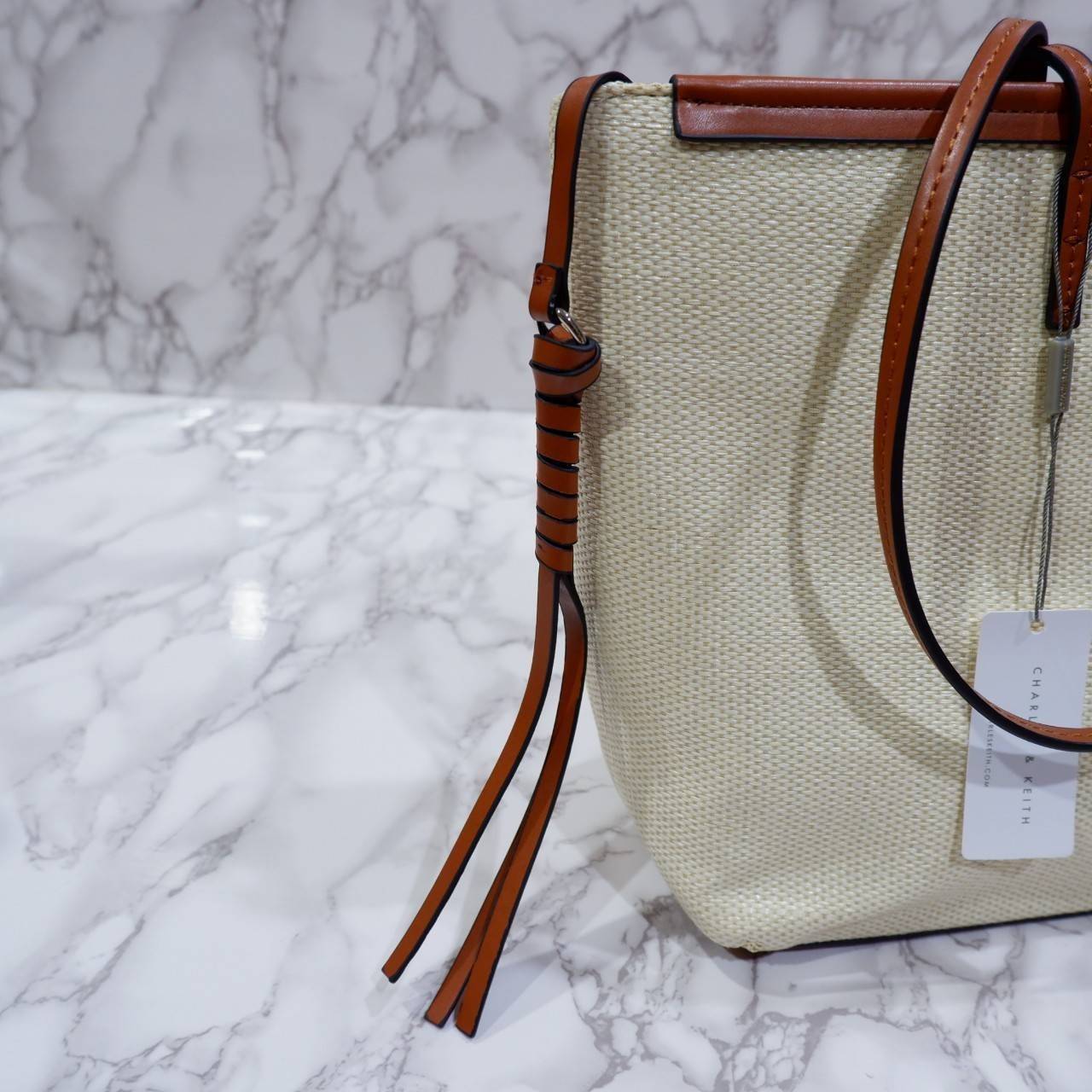 Charles & Keith Black Textured Tote Bag ฮอตฮิตตลอดกาลสำหรับรุ่นนี้ รุ่นยอดนิยม!! มากี่รอบกี่รอบก็ขายดี ใครไม่มีรุ่นนี้ติดตู้ไว้ถือว่าเชยมาก(!!) กระเป๋าสะพายทรง Shopping bag ใบใหญ่จุของได้ใจ น้ำหนักเบา โดดเด่นด้วย Textured วัสดุสานรอบใบ ตัดขอบหนัง สวยอยู่ท