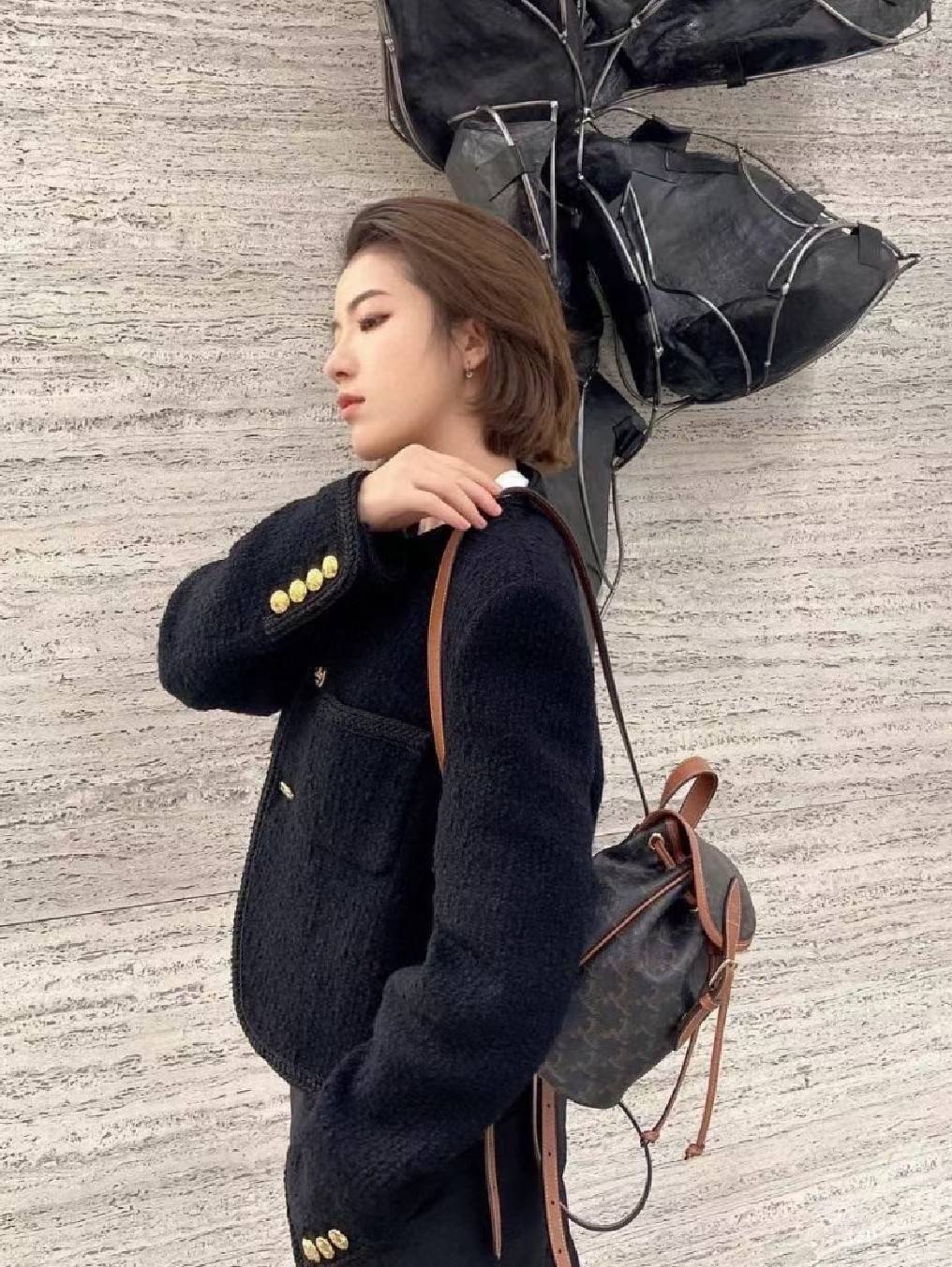 VIP 】CELINE MINI RUCKSACK VIP GIFT WITH PURCHASE (GWP) พรีเมี่ยมกิ๊ฟ Limited Edition จาก CELINE HAUTE PARFUME DUTYFREE COUNTER วัสดุ COATED CANVAS หนังสวยหรูอยู่ทรงกันน้ำเปิดปิดด้วยฝาปิด Belt มีโลโก้แบรนด์และสายรัด Drawstring ภายในโล่งสามารถใส่กระเป๋าสตาง