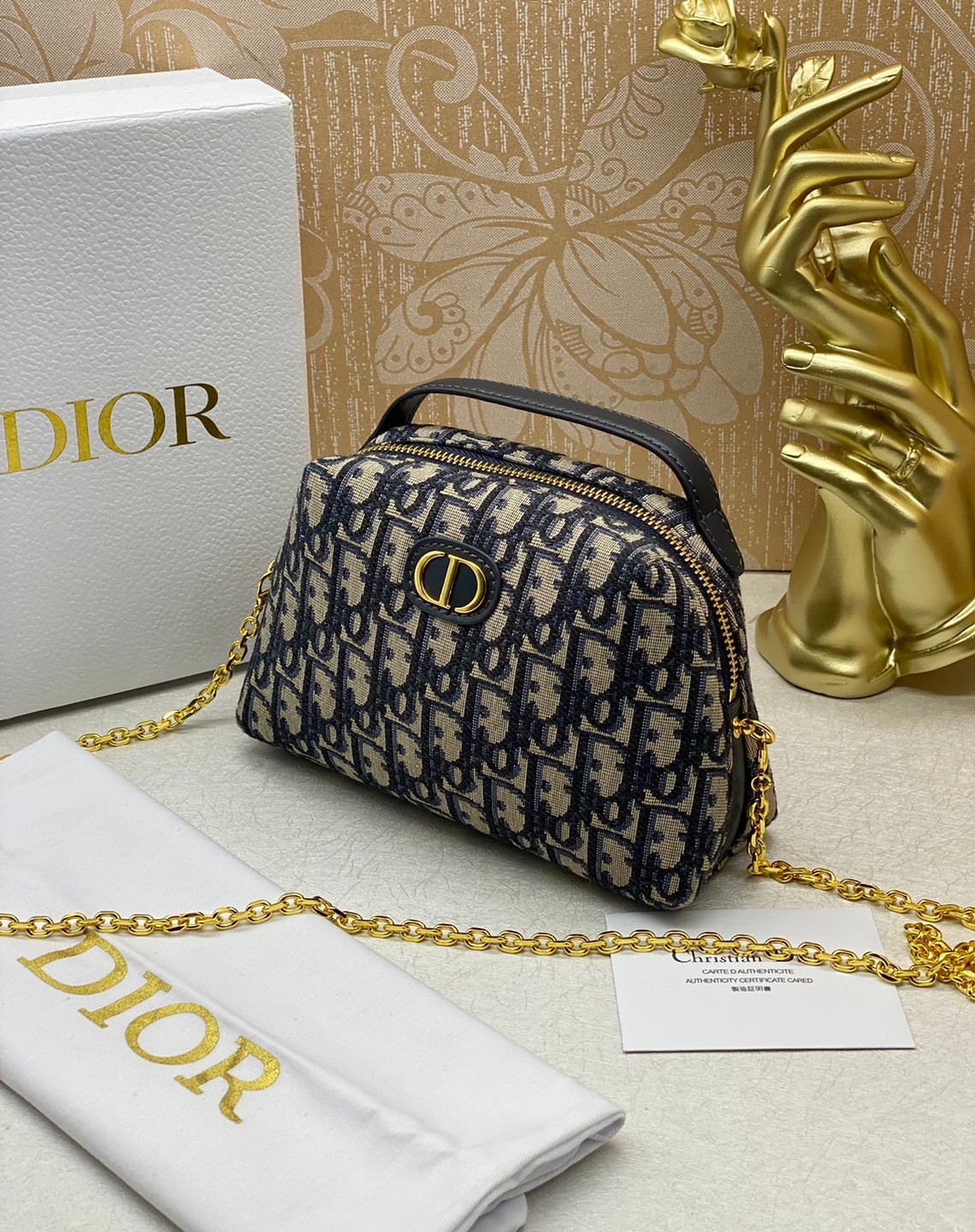 DIOR 30 MONTAIGNE D-COSY MINI BAG | Blue Oblique Jacquard / Dior vanity พลาดไม่ได้เลยกับคอลสุดหรู ดีไซน์ใหม่ 2023 รูปทรงคลาสสิค พร้อมหูจับในตัว สะดวกใช้งาน สะพายข้างเป็นโซ่เดี่ยว กระเป๋าสะพายเอนกประสงค์ ที่สามารถใช้สะพายได้ทุกวันอย่างคล่องตัว