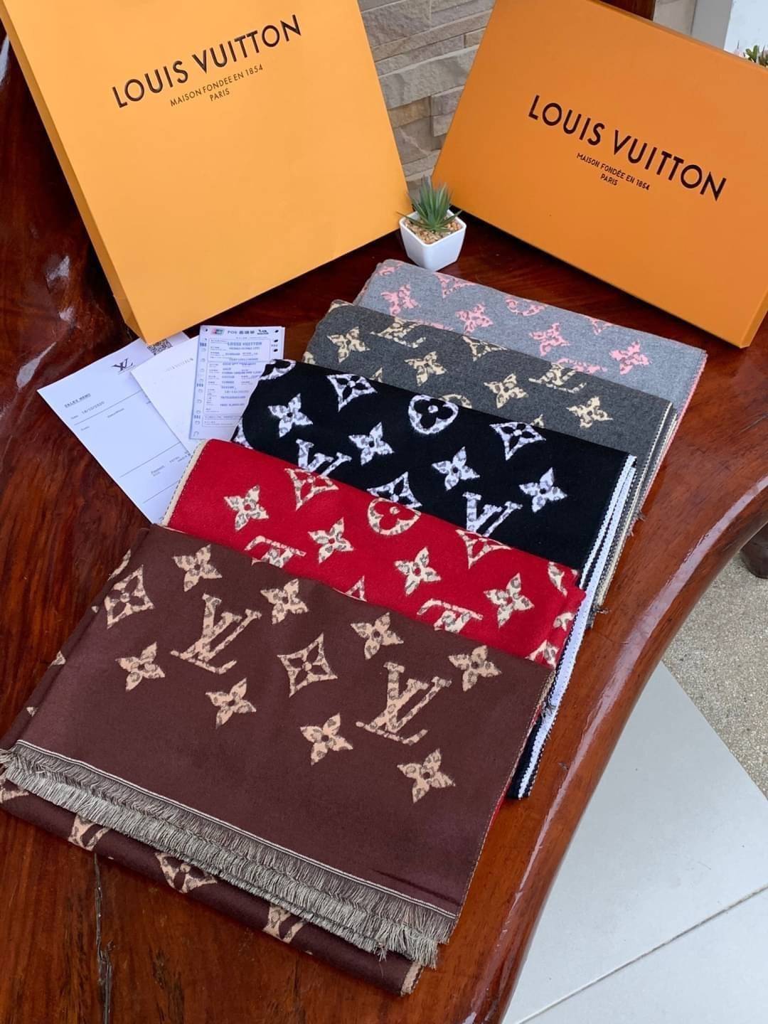 Louis Vuitton Women’s Scarves Accessories อีกหนึ่งแบรนด์ดังจากปารีส ด้วยงานพรีเมี่ยมกิ้ฟ ส่งมอบความรู้สึกดีๆให้กับคนที่คุณรัก ในรูปแบบผ้าพันคอและผ้าคุมไหล่ผืนใหญ่ให้ความอบอุ่น ถักทอด้วยผ้าcashmere ผ้าเนื้อดี สัมผัสนุ่มมือ ทอลายในตัว สีและลายคมชัด เหมาะสำห