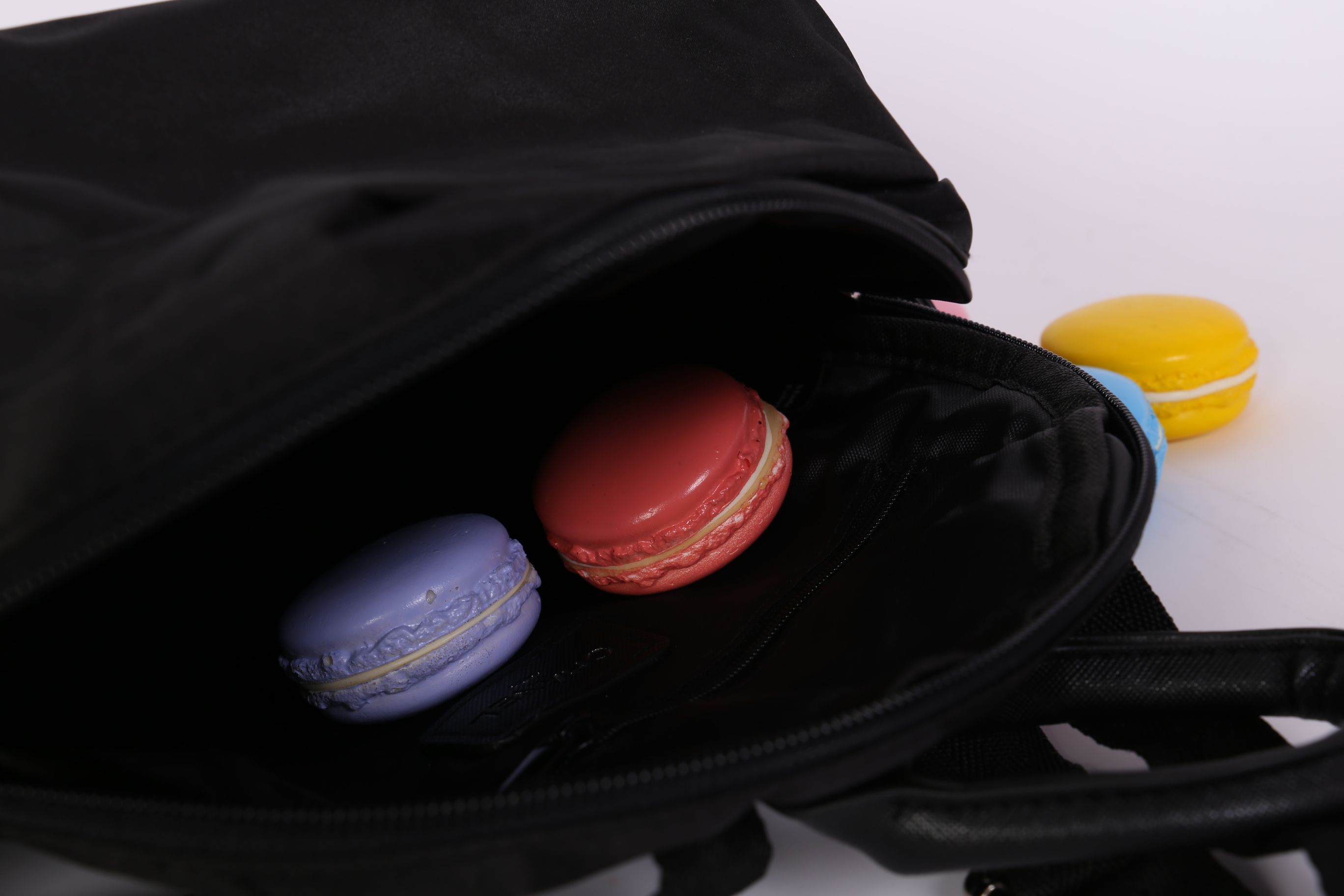 Chanel VIP Gift Backpack (พร้อมส่งโลโก้ขาว) สินค้าเป็นของแท้ ใหม่จากเค้าเตอร์เครื่องสำอาง/น้ำหอมแบรนด์ กระเป๋าเป้ของแท้จาก Chanel VIP Gift Bag วัสดุไนล่อน หัวซิปทำจากหนังปั้มชื่อแบรนด์ ด้านในเป็นช่องกว้าง และมีช่องซิปเล็ก ตัวสายสะพายด้านหลังเลื่อนปรับได้ค