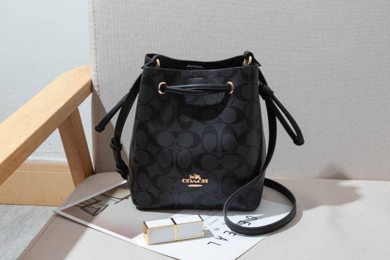 Coach Lena Crossbody Signature Bucket Bag กระเป๋าสะพายไหล่สุดคลาสสิกรุ่นนี้ เป็นรูปทรงถัง ที่สามารถจุของได้กำลังดี สำหรับสาวๆสายแฟชั่นที่ชอบรายละเอียดชิคๆ ดีไซน์เก๋ ด้วยรูปทรงของกระเป๋าที่ออกแบบมาให้ฐานเป็นรูปสี่เหลี่ยมทำให้กระเป๋ายังคงรูปทรงได้ง่าย มีสาย