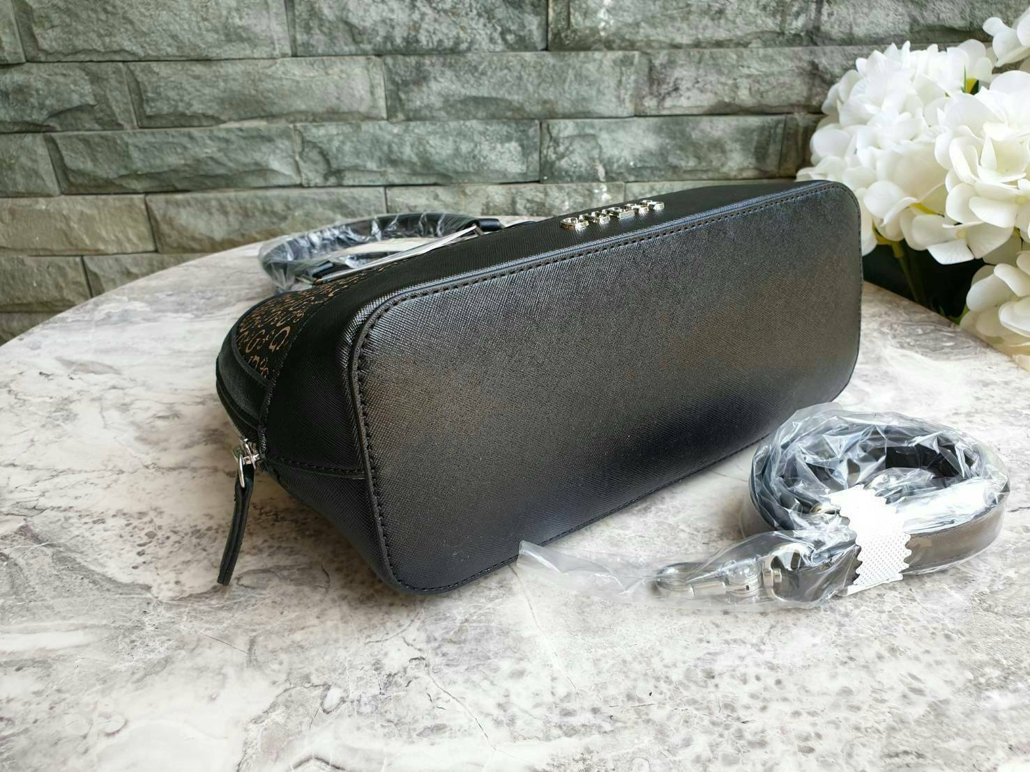 Guess Group Agata Dome Bag กระเป๋ารุ่นใหม่ล่าสุด!!! อวดไอเทมแสนเก๋กับกระเป๋าทรงโดม ทรงยอดนิยม สวยคลาสสิค สุดน่ารัก พิมพ์ลายรอบใบ วัสดุ Saffiano PU คุณภาพดี นิ่ม น้ำหนักเบา ด้านหน้าประดับด้วยโลโก้แบรนด์สวยโดดเด่น เปิดปิดด้วยซิปสะดวกใช้ ด้านในโล่งกว้างมีช่อ