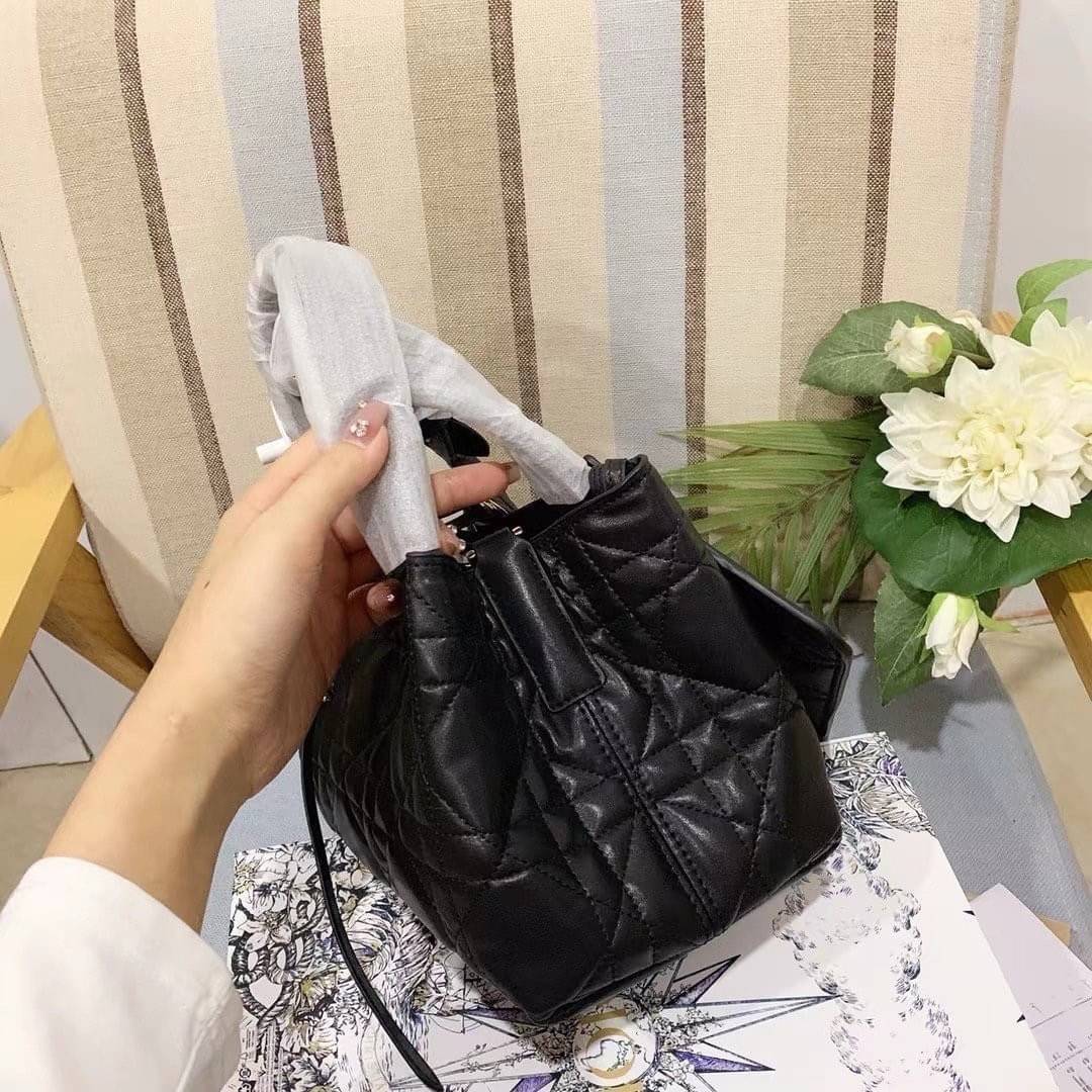 Small Dior Toujours Bag กระเป๋าสะพายทรงโท้ท พร้อมใบลูกเข้าเซ็ท ดีไซส์เรียบหรูทันสมัย ภายในโล่งกว้างมาก จุของได้เต็มที่ รูปทรงคลาสสิค หนังสวย หรูหราเกินเบอร์