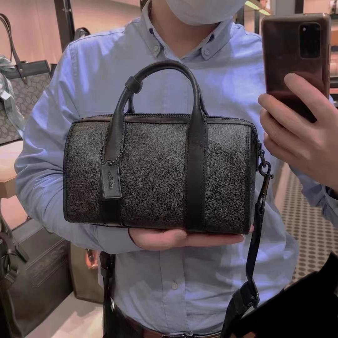 COACH GOTHAM DUFFLE 24 IN SIGNATURE CANVAS CA186 กระเป๋าทรงหมอนรุ่นใหม่สุด 2022 รุ่นนี้สามารถใช้ได้ทั้งชายหญิง หนังแท้อย่างดี นิ่มทรงสวย มากๆค่ะ เปิด-ปิดกระเป๋าแบบซิปคู่ด้านบนมีกระดุมรวบหูหิ้วให้ด้วยนะคะ ภายในกระเป๋าสามารถใส่สัมภาระที่จำเป็นในชีวิตประจำวั