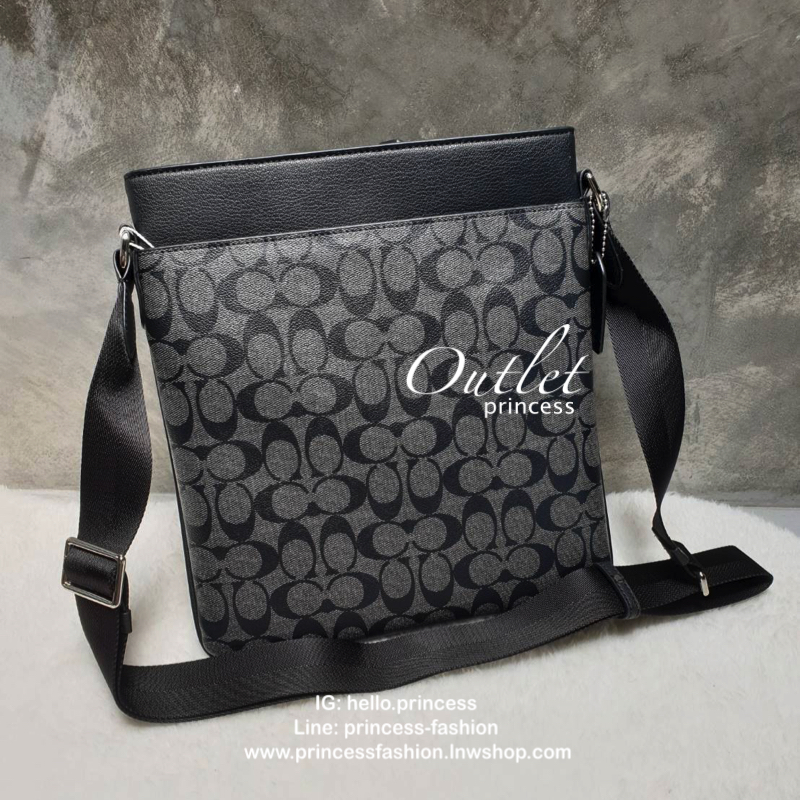 Coach crossbody bag กระเป๋าสะพายข้าง crossbody สำหรับคุณผู้ชาย วัสดุหนังลาย signatire brand แบรนด์ ด้านหน้ามี 2 ช่องซิป ด้านหลังมีช่องใส่ ภายในแบ่งเป็น 2 ช่อง ใส่ wallet ยาว มีช่อง ใส่ tablet พร้อมกระดุมล็อค ใบนี้ใส่ของได้จุ เป็นสัดส่วย สายสะพายยาวปรับระด