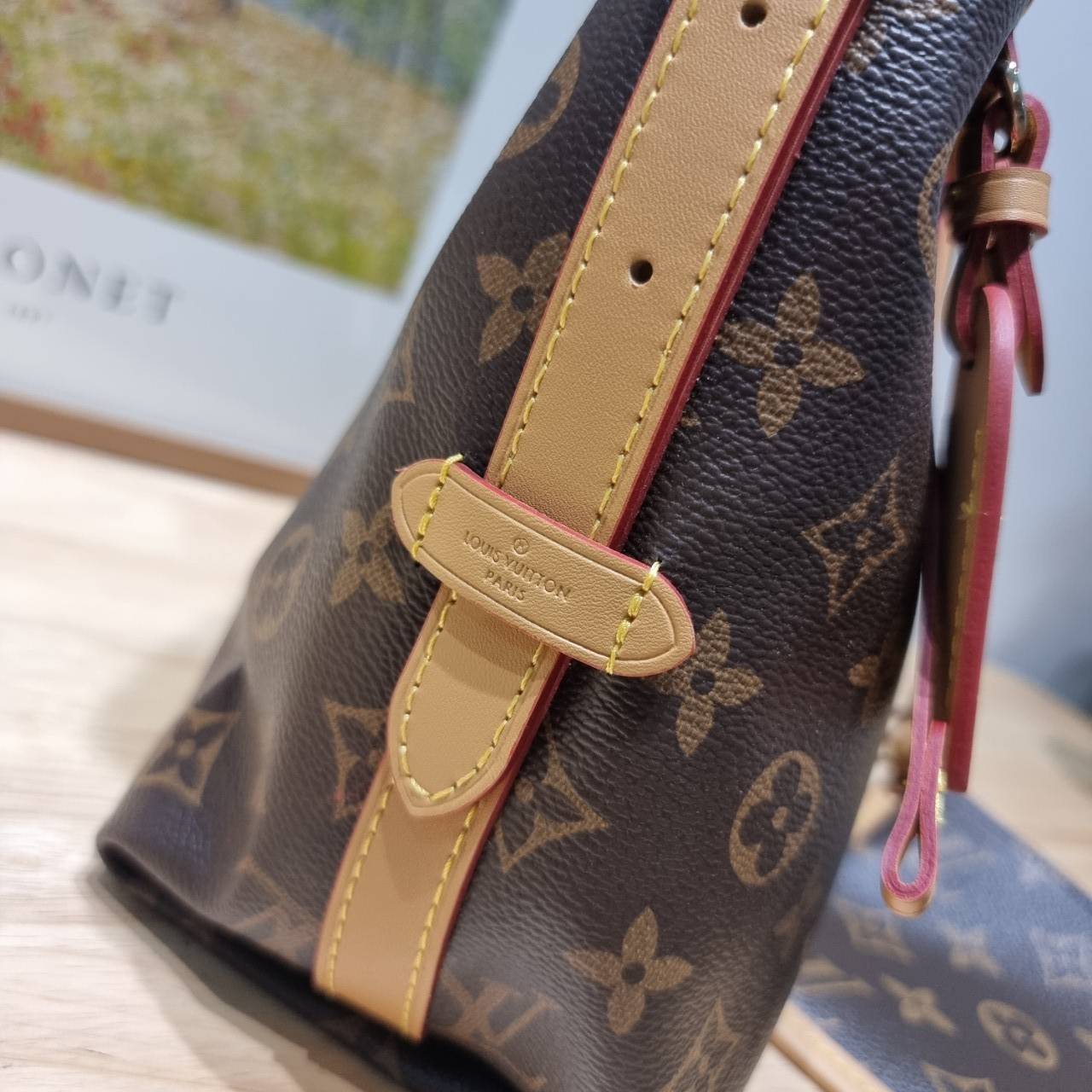 LV CARRYALL MINI BAG รุ่นลิมิเต็ดที่สาวๆตามหา มาในไซส์มินิ ขนาดโคตรน่ารักน่าใช้! กระเป๋าสะพายไหล่ทรงสวย ดีไซน์เรียบง่ายคลาสสิค หรู ดูผู้ดี รูปทรงใช้งานง่าย มาพร้อมใบลูก