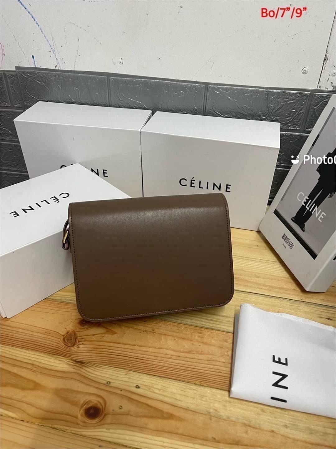 CELINE CLASSIQUE TRIOMPHE BAG / Celine Teen Triomphe Bag / Celine Bag พร้อมส่ง กระเป๋าแบรนด์หรูที่ควรมีแห่งปี รูปทรงสี่เหลี่ยมรุ่นฮอตฮิตของเหล่าดาราและเซเลบทั้งหลาย ดีไซต์เรียบหรู