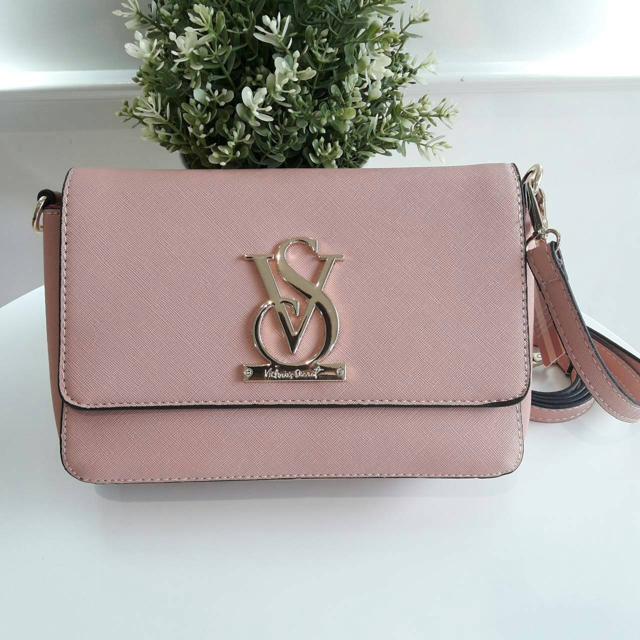 VICTORIA SECRET CLUTH & CROSSBODY BAG กระเป๋าสะพายข้าง แบบเรียบหรู วัสดุทำจากหนัง PU น้ำหนักเบา ด้านในมีช่องใส่ของหลักพร้อมช่องซิป ด้านหลังมีช่องเล็กอีก 1 ช่อง สายสะพายสามารถถอดออกหรือปรับระดับได้ ด้านในใส่กปต.ยาว + มือถือได้ทุกรุ่น ใบนี้แนะนำเลยค้า
