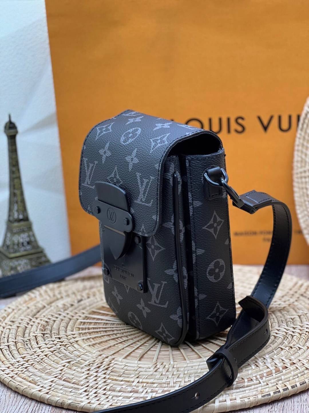 LV S-Lock Vertical wearable wallet / LV Phone bag Monogram Macassar coated canvas and black cowhide leather เกรดออริจินอล ใช้ได้ทั้งผู้หญิงผู้ชาย พร้อมส่งที่ไทย ภาพสินค้าถ่ายจากงานขายจริง ใช้งานต่างประเทศได้