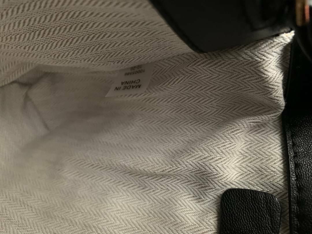 ของแท้ 💯% Tory Burch Kira Chevron Quilted Convertible Leather Crossbody Bag เป็นกระเป๋าที่ใช้ในการออกงานสำคัญหรือวันที่มีปาร์ตี้สังสรรค์ คุณควรเลือกใช้กระเป๋าที่มีดีไซน์สะดุดตา