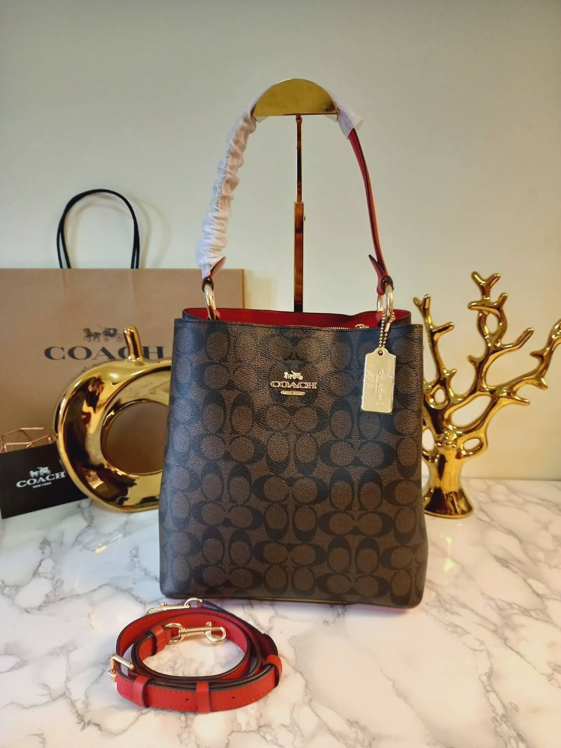 ใบใหญ่ 10" COACH TOWN BUCKET BAG IN SIGNATURE CANVAS (COACH 91512) 🌺 เป็นสีที่ขายดีมากๆ และหายากมากๆด้วย!! //ขนาด 10 นิ้ว ใส่ของได้จุใจ!! //กระเป๋าสะพายข้าง //วัสดุหนังแคนวาสอย่างดี หนังสวย อยู่ทรง มีสายสะพายยาว ใช้สะพายเป็นคลอสบอดี้ได้ สายยา