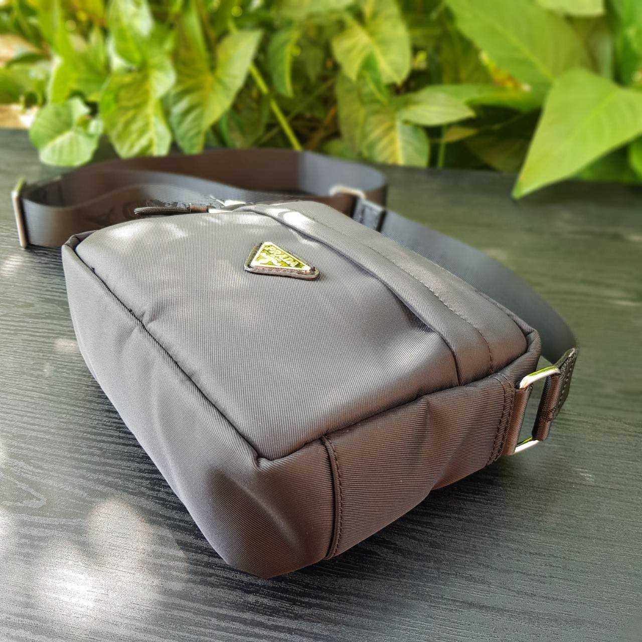 PRADA RE-NYLON MESSENGER BAG BLACK กระเป๋าสะพายทรง Messenger รุ่น Unisex ขนาดกำลังดี ดีไซน์เรียบ แต่หรูหรา สไตล์ Prada สายสะพายยาวปรับระดับได้ สามารถสะพายไหล่ และครอสบอดี้