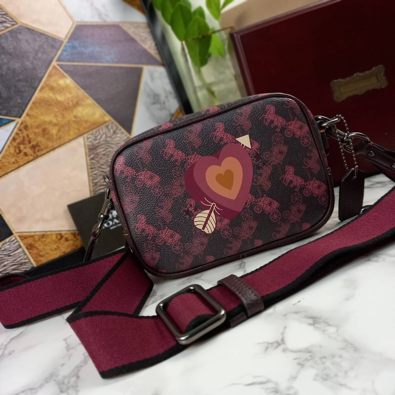 COACH Camera Bag 26, rainbow-red pattern COACH Camera Bag 16 With Horse And Carriage Print and Heart OXBLOOD (F79369 F88264) 🍁น่าใช้มากมาย รุ่นนี้มาพร้อมสายสปอร์ตใหญ่ ถอดเก็บได้ ปรับระดับได้ หนาแน่น ทนทาน จุของได้เยอะพอสมควร //วัสดุแคนวาส