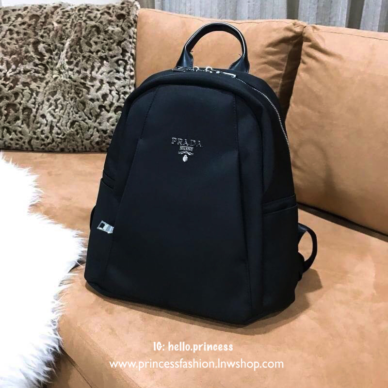 PRADA NYLON BACKPACK กระเป๋าสะพายเป้ Limited edition VIP Gift With Purchase (GWP) จากเคาน์เตอร์แบรนด์วัสดุ Nylon&Polyester เนื้อหนาคุณภาพดีตามแบบฉบับแบรนด์ ด้านหน้าประดับโลโก้แบรนด์ เปิดปิดด้วยซิปสะดวกใช้ หูจับแข็งแรง สายสะพายหลังลายแบรนด์เลื่อนปรับได้ ด้