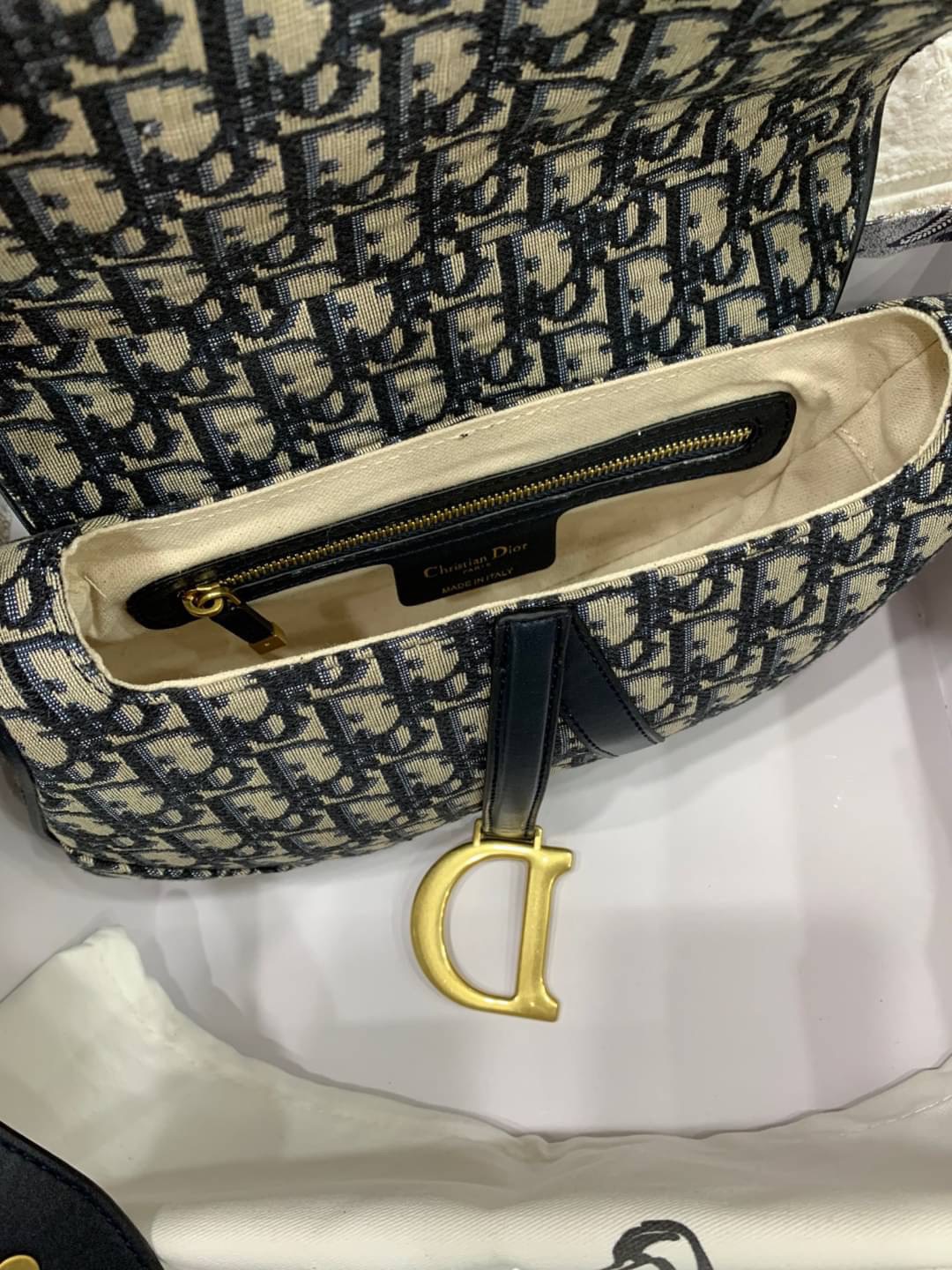 VIP GIFT CHRISTIAN DIOR Oblique Canvas Saddle Bag กระเป๋ารุ่นยอดนิยมตามแบบฉบับแบรนด์ ใช้งานได้ 2 แบบ สะพายยาว CROSSBODY และสายสั้นถือได้เก๋ๆ ลุคนี้คูลสุดๆ เลยค่าา ภาพถ่ายจากสินค้าจริง! สวยมาก พร้อมส่งที่ไทยราคาสุดคุ้ม สาวๆ ห้ามพลาดค่ะ!
