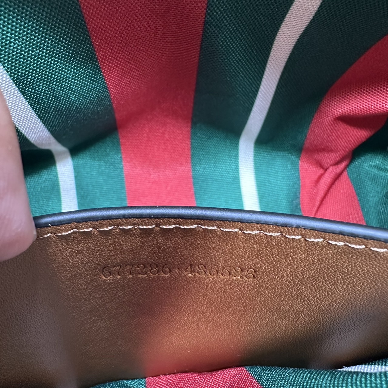 ORI หนังแท้ | Gucci GG Emblem small shoulder bag กระเป๋าสะพายทรงพอช ถือ/คล้องไหล่เก๋ๆหรือสะพายข้างได้ ทรงสวยคลาสสิค มีอะไหล่ห่วงสำหรับห้อยพวงกุญแจได้ เป็นไอเท็มต้องมีและยกเป็น everyday bag ได้เลย