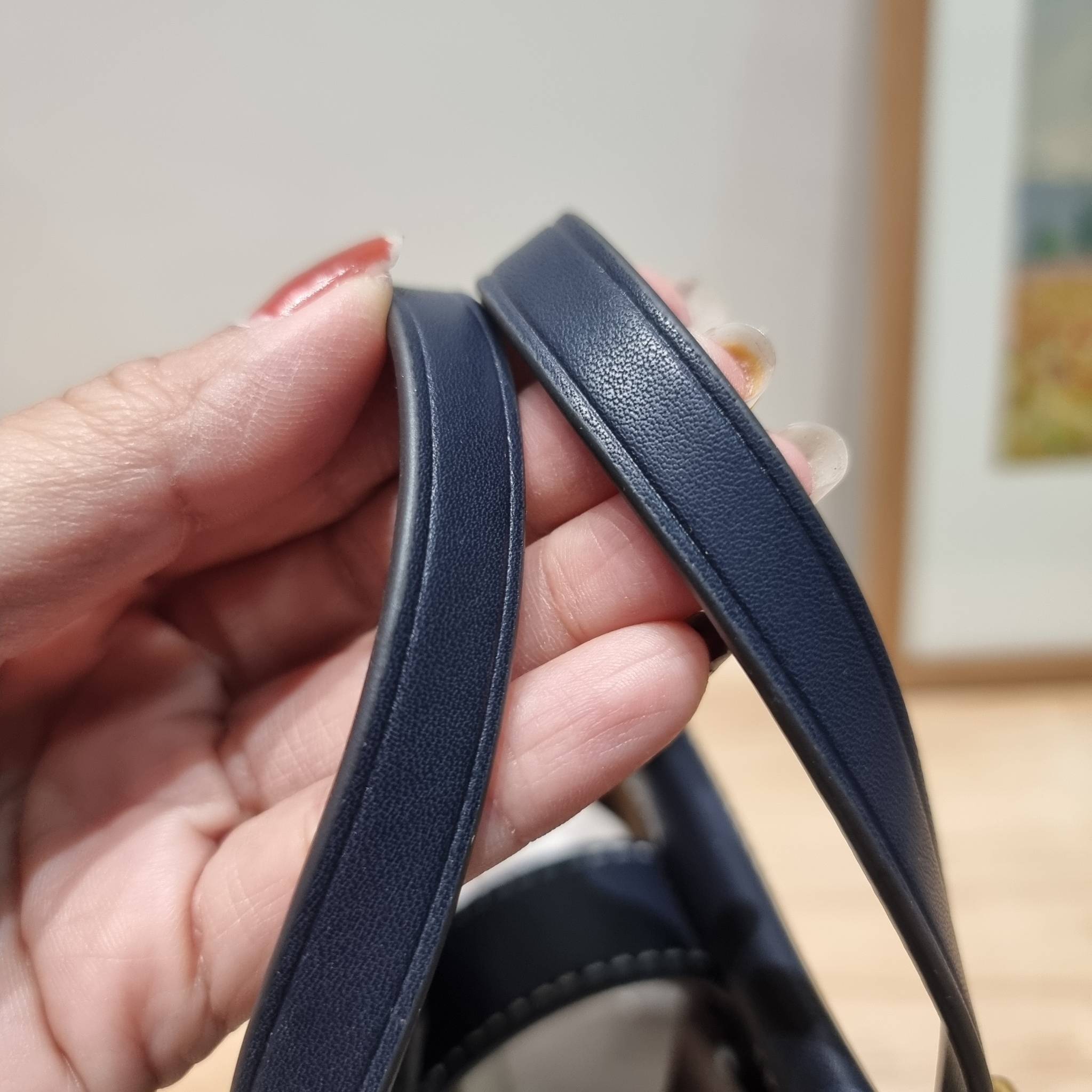 TORY BURCH MINI T MONOGRAM SQUARE TOTE รุ่นใหม่ล่าสุด คิ้วท์กว่าใคร! กับไอเท็มโมโนแกรมสุดฮิต กระเป๋าทรงโท้ทไซส์มินิ น่ารักน่าใช้มากๆ ให้คุณได้เพลิดเพลิน และคล่องตัวมากๆ